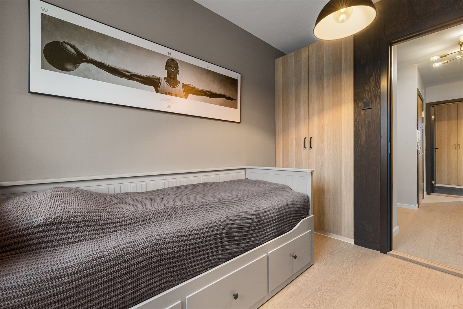 Boligens andre soverom har plass til seng og tilhørende nattbord Galleribilde