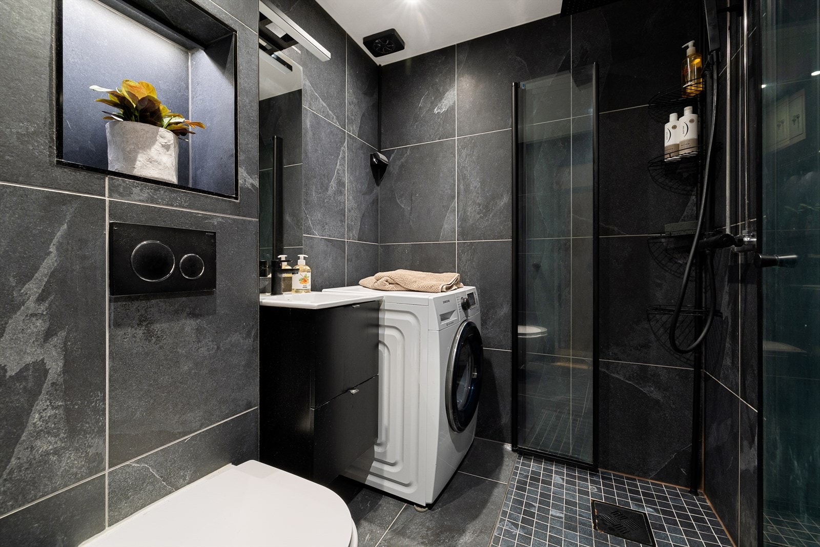 Romslig og lekkert flislagt baderom med varmekabler i gulv. Badet ble oppgradert med nye fliser i 2021 Galleribilde