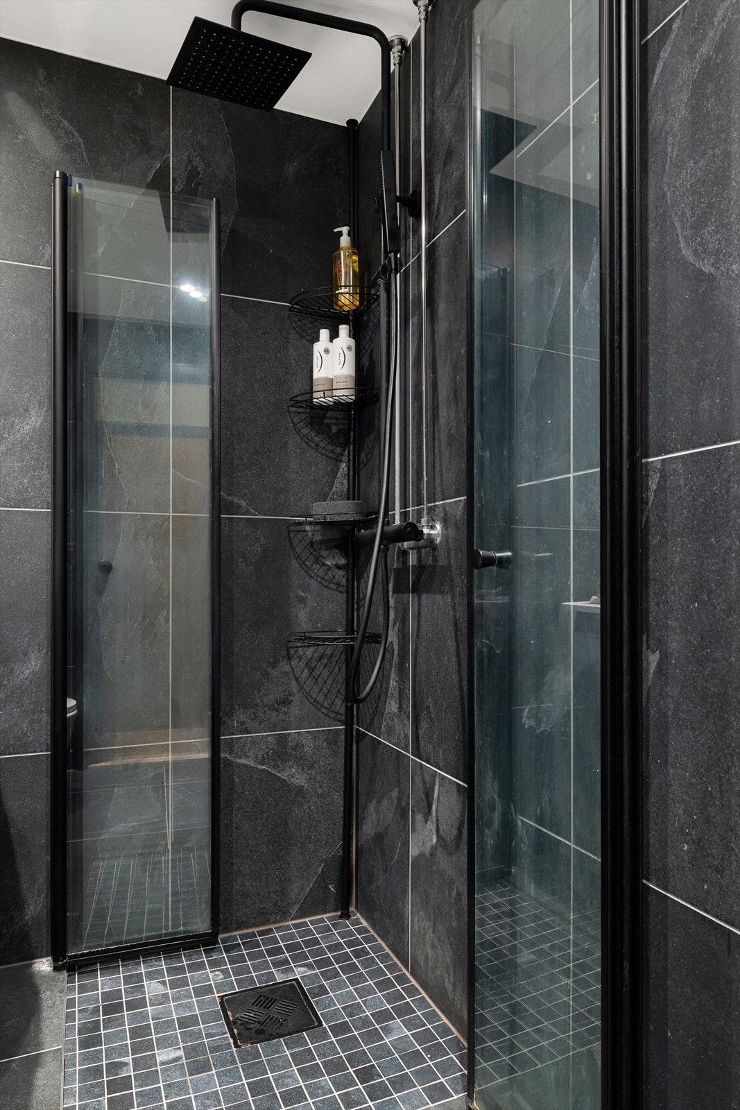 Det er etablert egen dusjsone med foldedører og regnfallsdusj Galleribilde