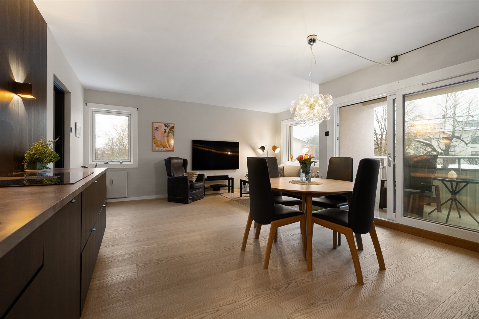 Leiligheten har en åpen stue og kjøkken løsning, noe som gjør rommet til et funksjonelt allrom Galleribilde