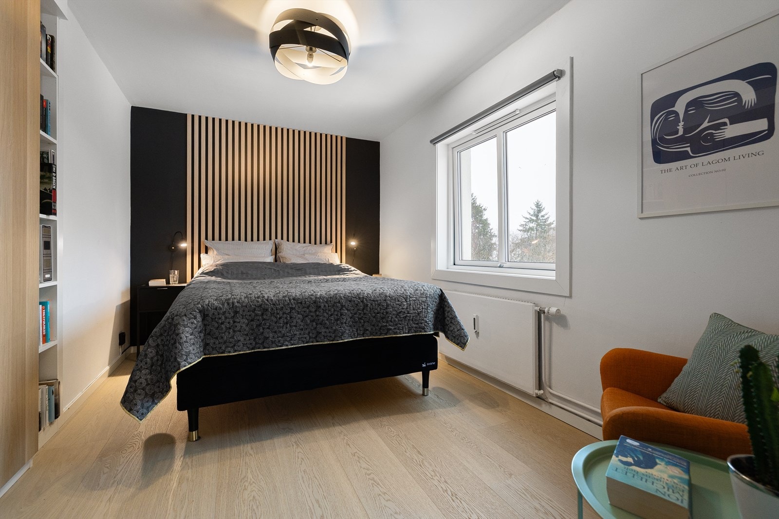 Rommet har god plass til dobbeltseng og tilhørende nattbord Galleribilde