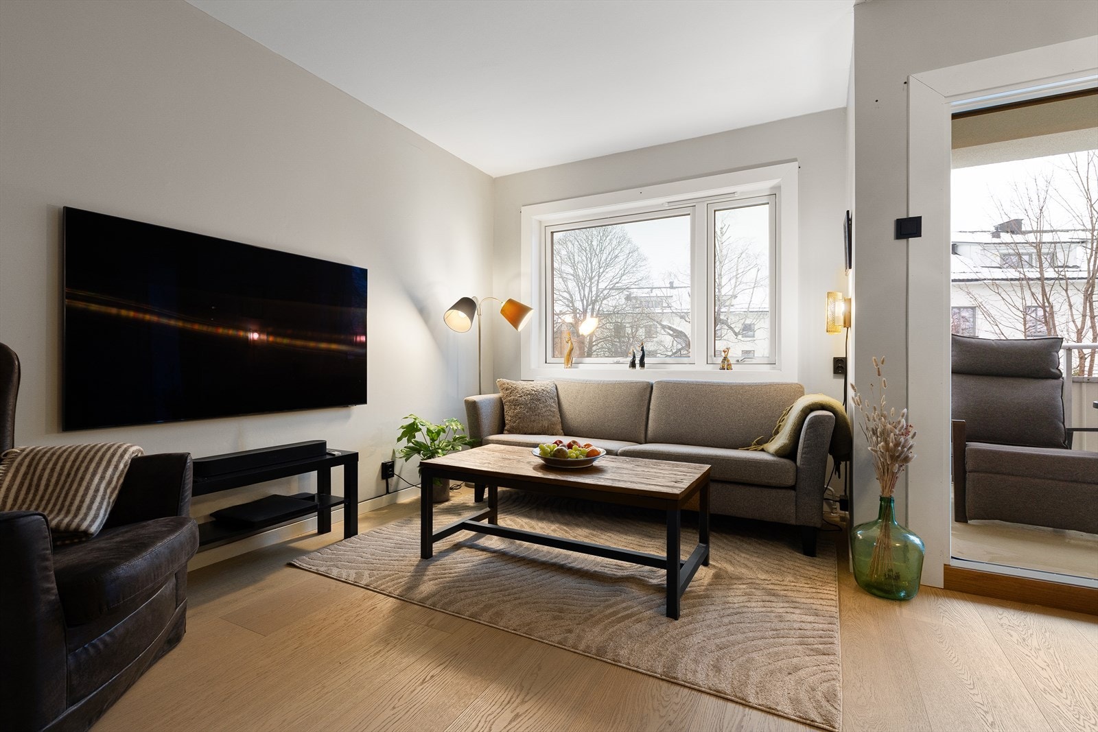 Boligen liggger usjenert til i 3. etasje med idyllisk og grønt utsyn, og fin ettermiddag/kveldssol Galleribilde