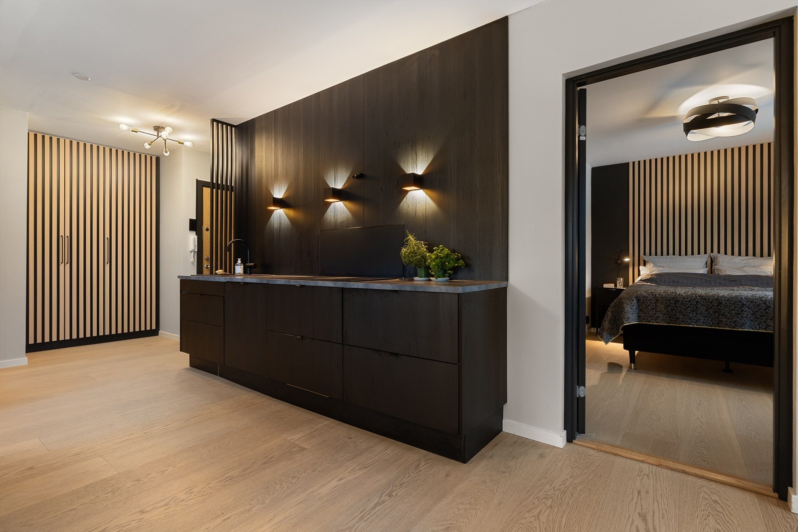 Det er rikelig med oppbevaringsplass i både skuffer og skap Galleribilde