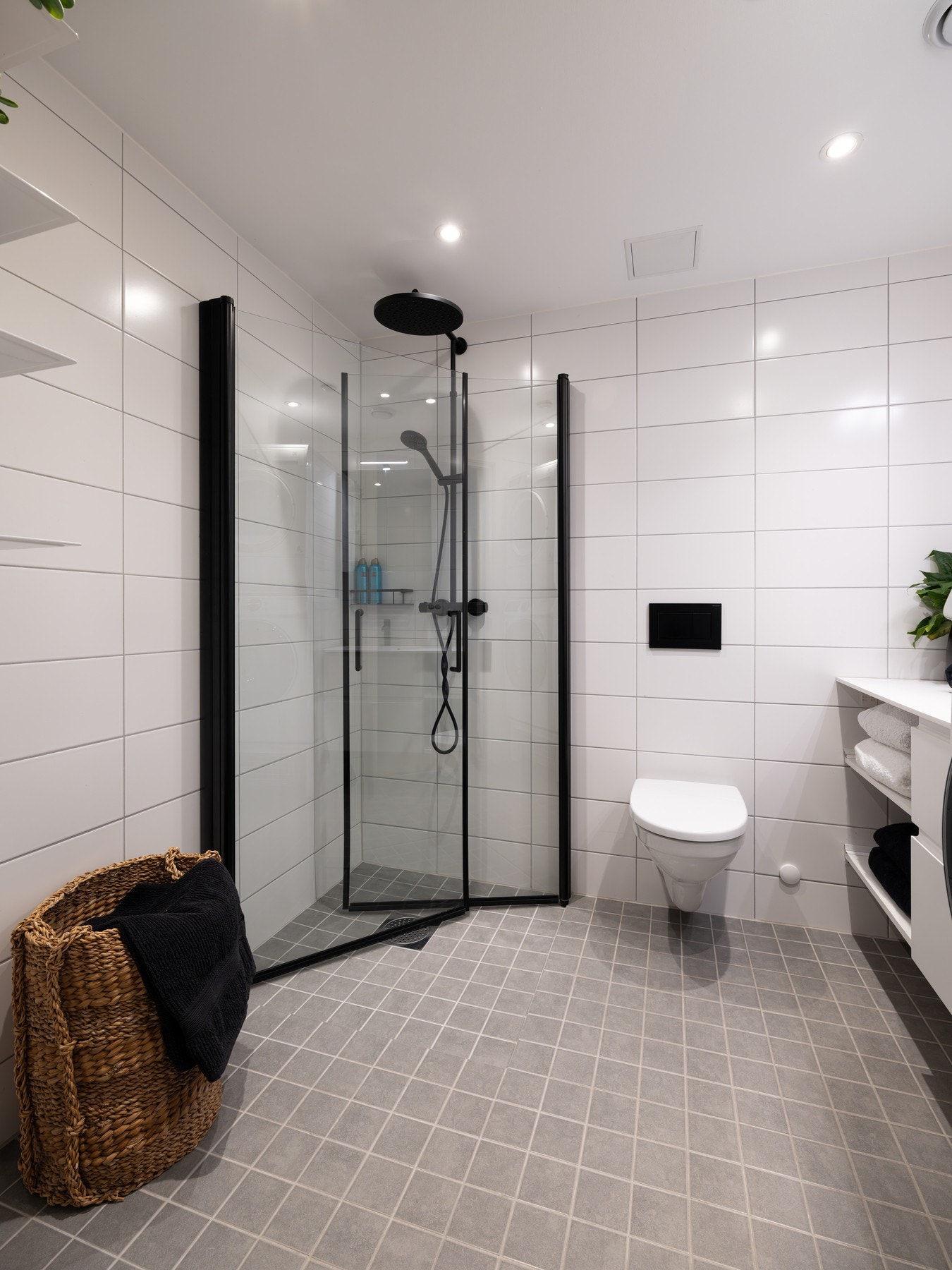 Videre er det vegghengt toalett og dusjhjørne med innfellbare dører som frigjør plass på gulvet. Galleribilde