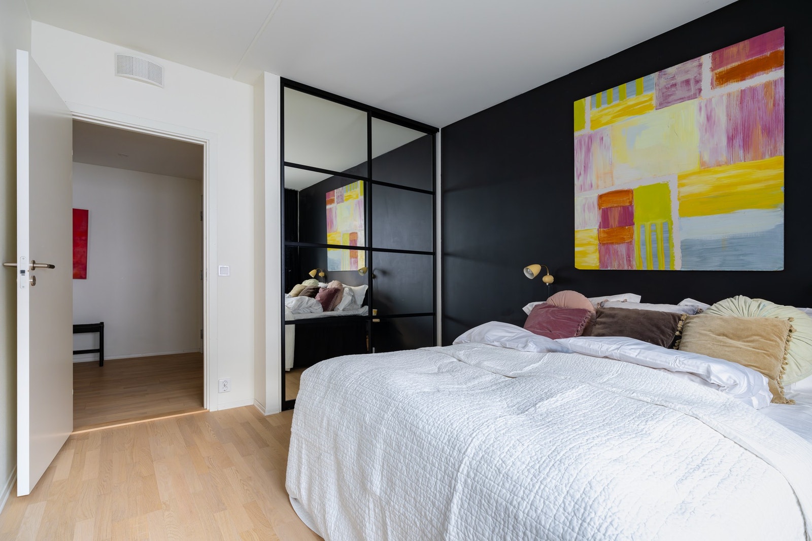 Stor skyvedørsgarderobe gir godt med oppbevaring og medfølger. Galleribilde