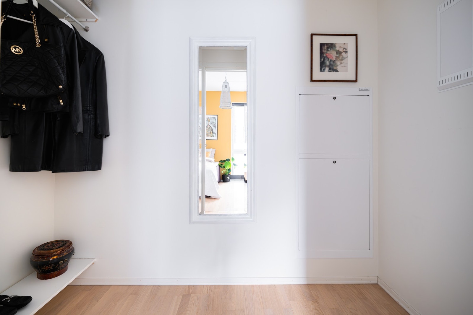 Her er det god plass til oppbevaring av klær eller annet du ikke ønsker skal stå fremme i hverdagen. Galleribilde