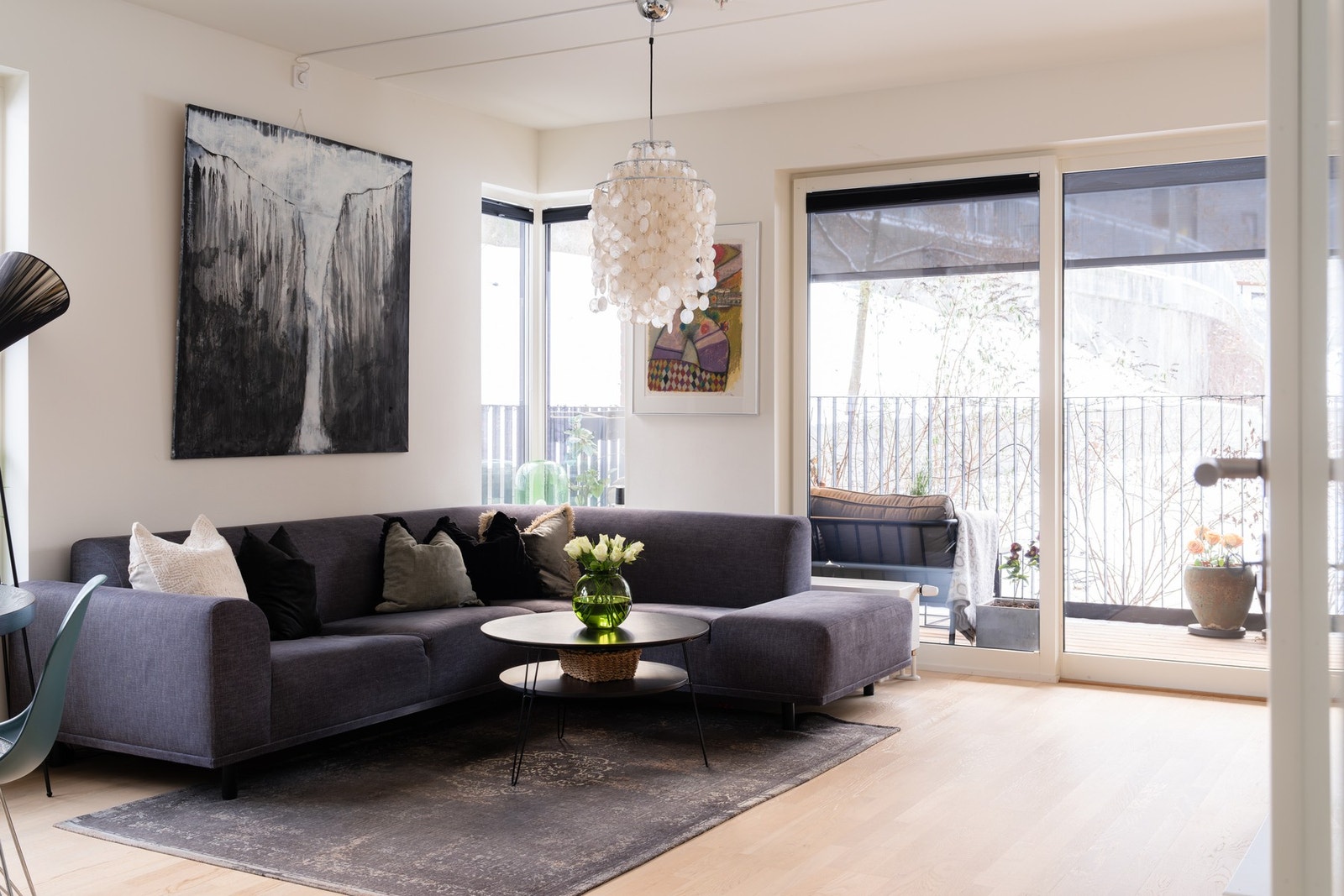 Her er det fin plass til sofa, salongbord og mediemøblement. Galleribilde