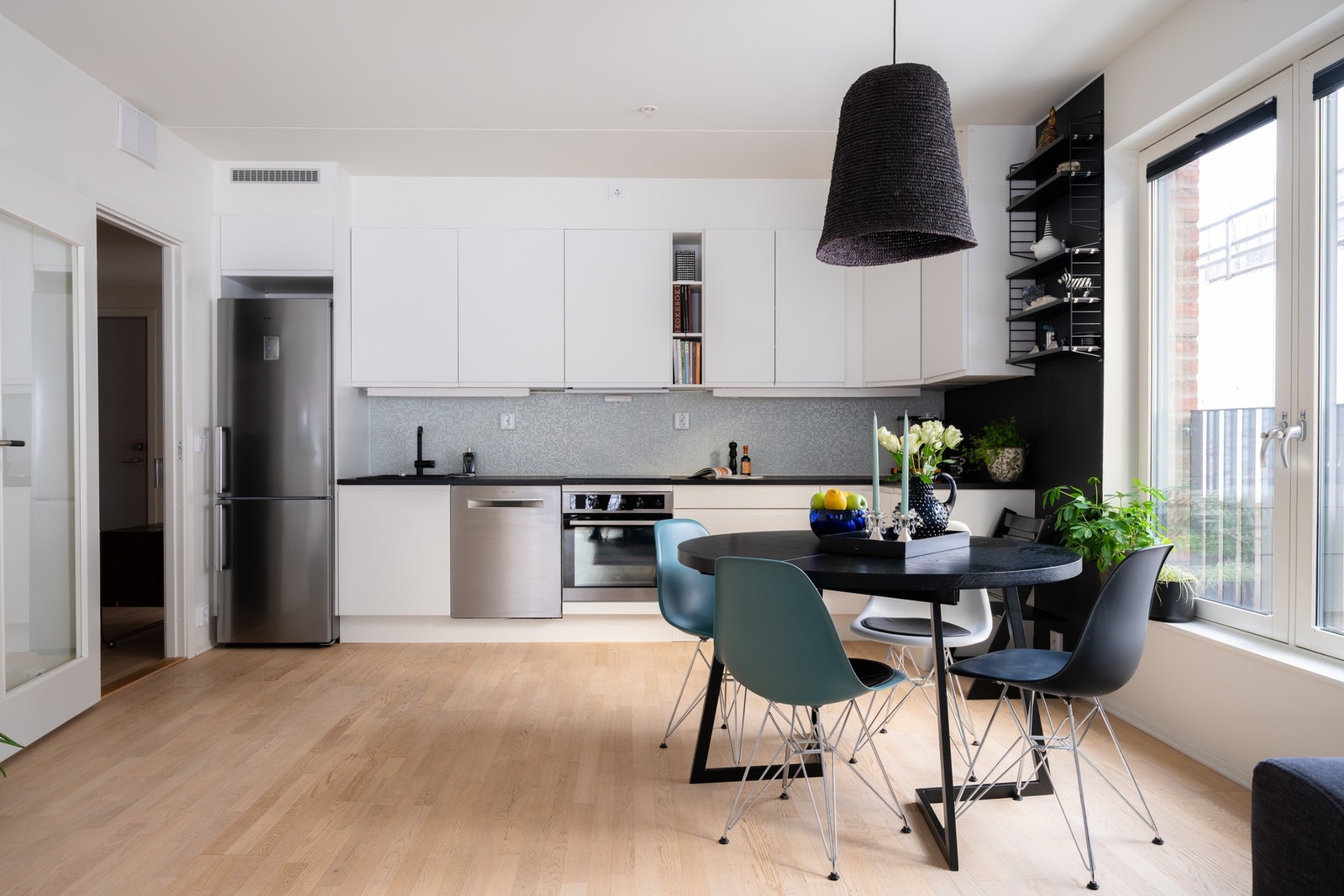 Store vindusflater på to sider kombinert med takhøyde på 2,60 meter gir godt med naturlig lysinnslipp og en fin romfølelse. Galleribilde