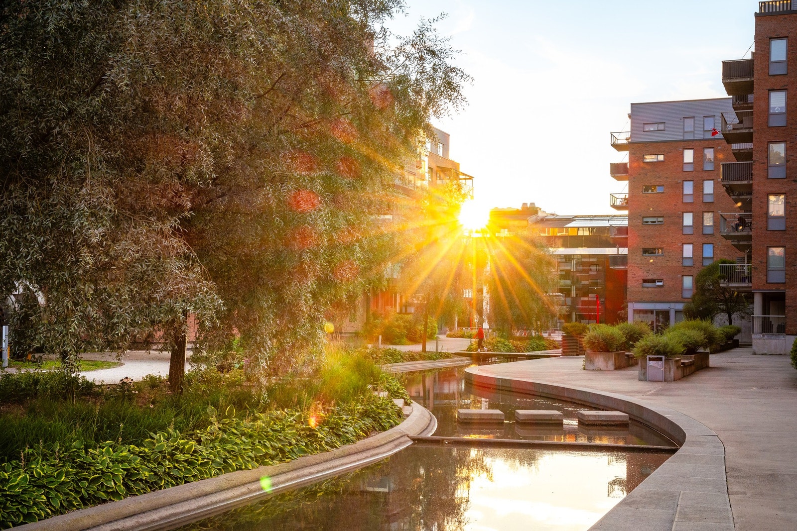 Gjennom Kværnerbyen går vannspeilet, en liten kanal med dam. Galleribilde