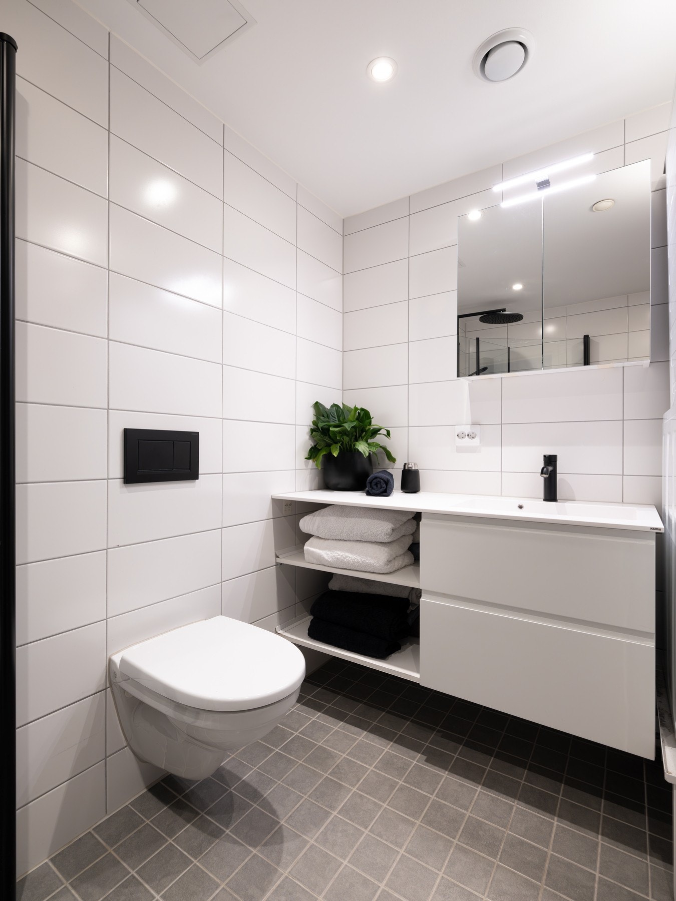 Innredningen består av servant på underskuffer og speilskap med lys på overside. Galleribilde