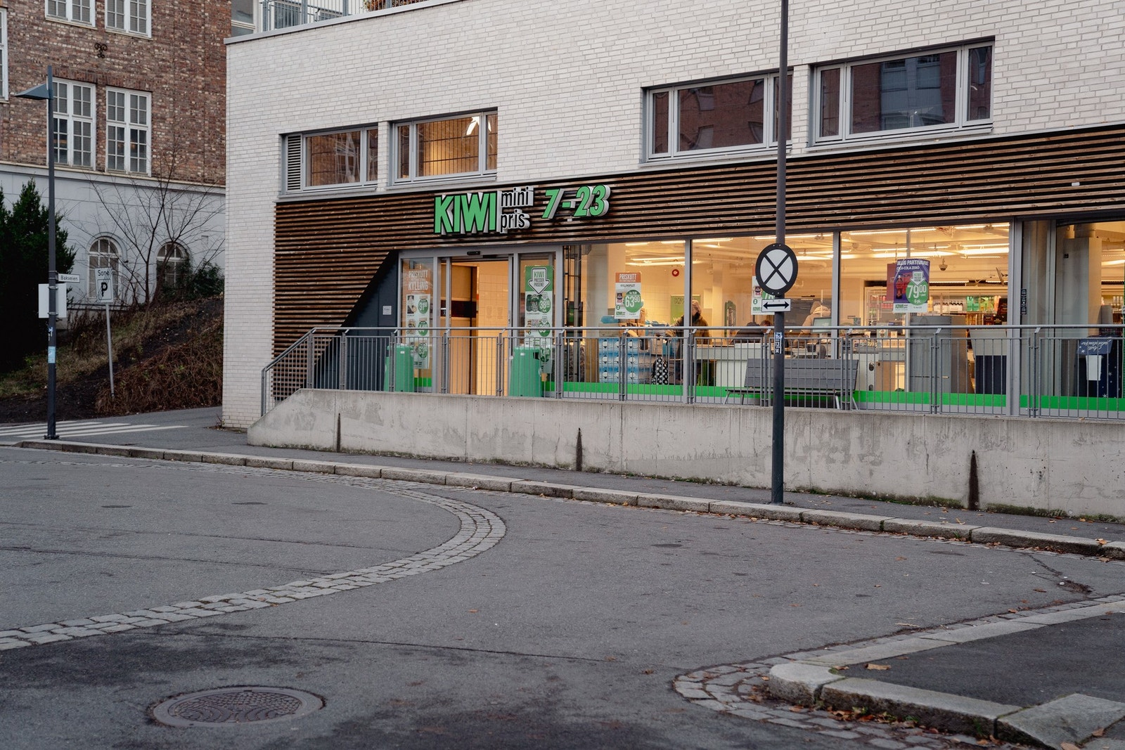 Dagligvarehandelen kan gjøres ved blant annet Kiwi, Coop Extra og Rema 1000 på Vålerenga. Galleribilde