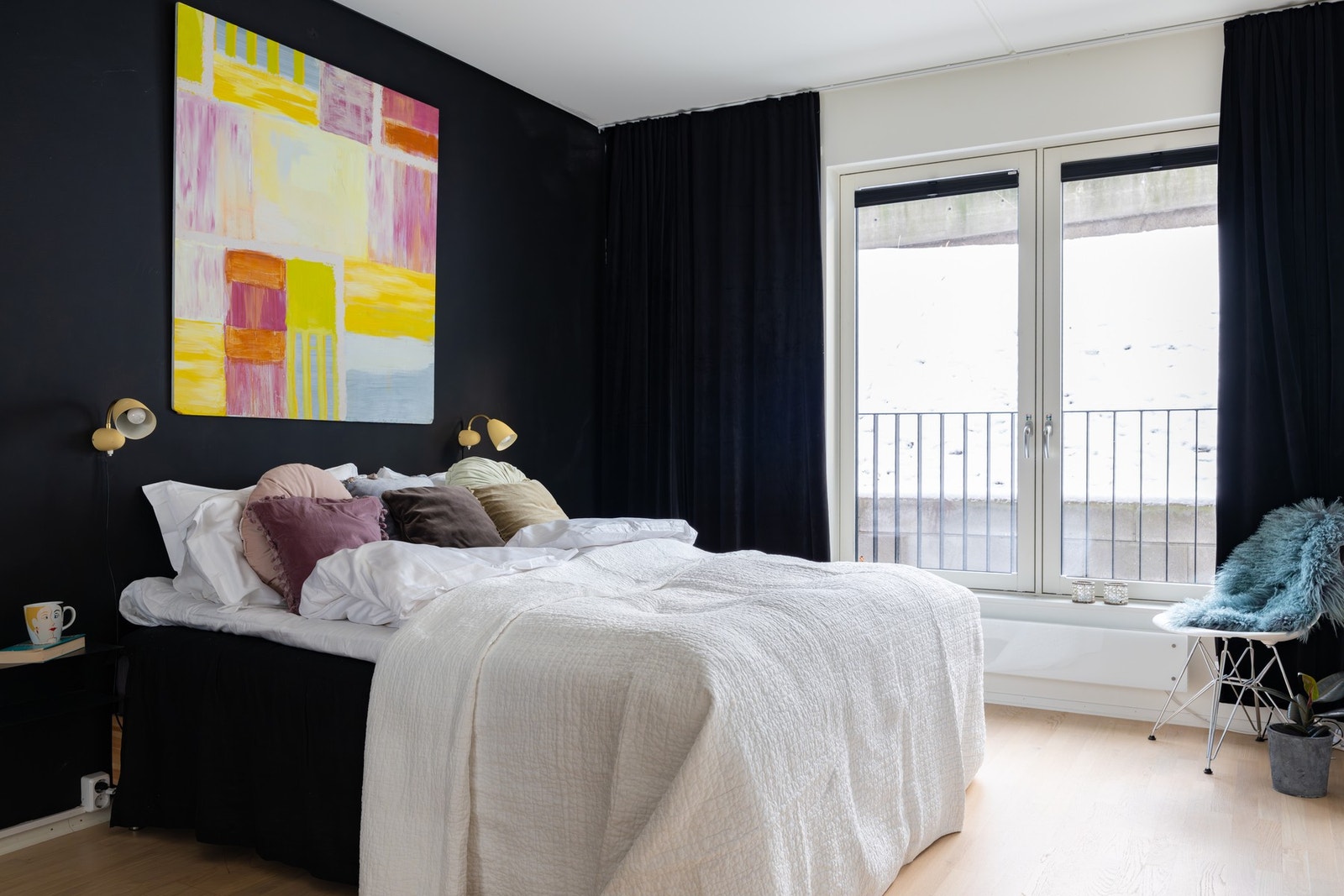 Hovedsoverommet har en fransk balkong med doble dører som kan åpnes helt opp. Det er montert plisségardiner i vindu. Galleribilde