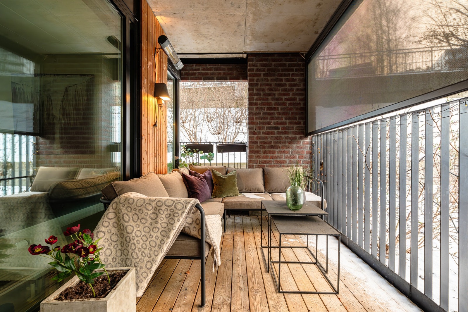 Den overbyggede balkongen gjør at uteplassen oppleves lun. Det er montert varmelampe og solgardin som kan benyttes ved behov. Galleribilde