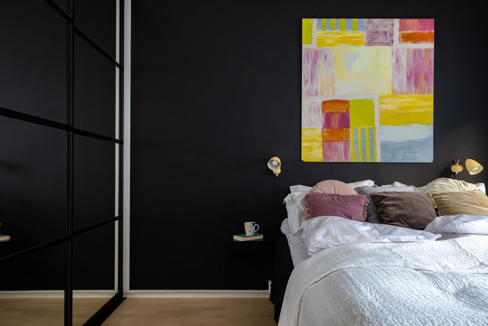 Rommet er av god størrelse og har plass til dobbeltseng med tilhørende nattbord. Galleribilde