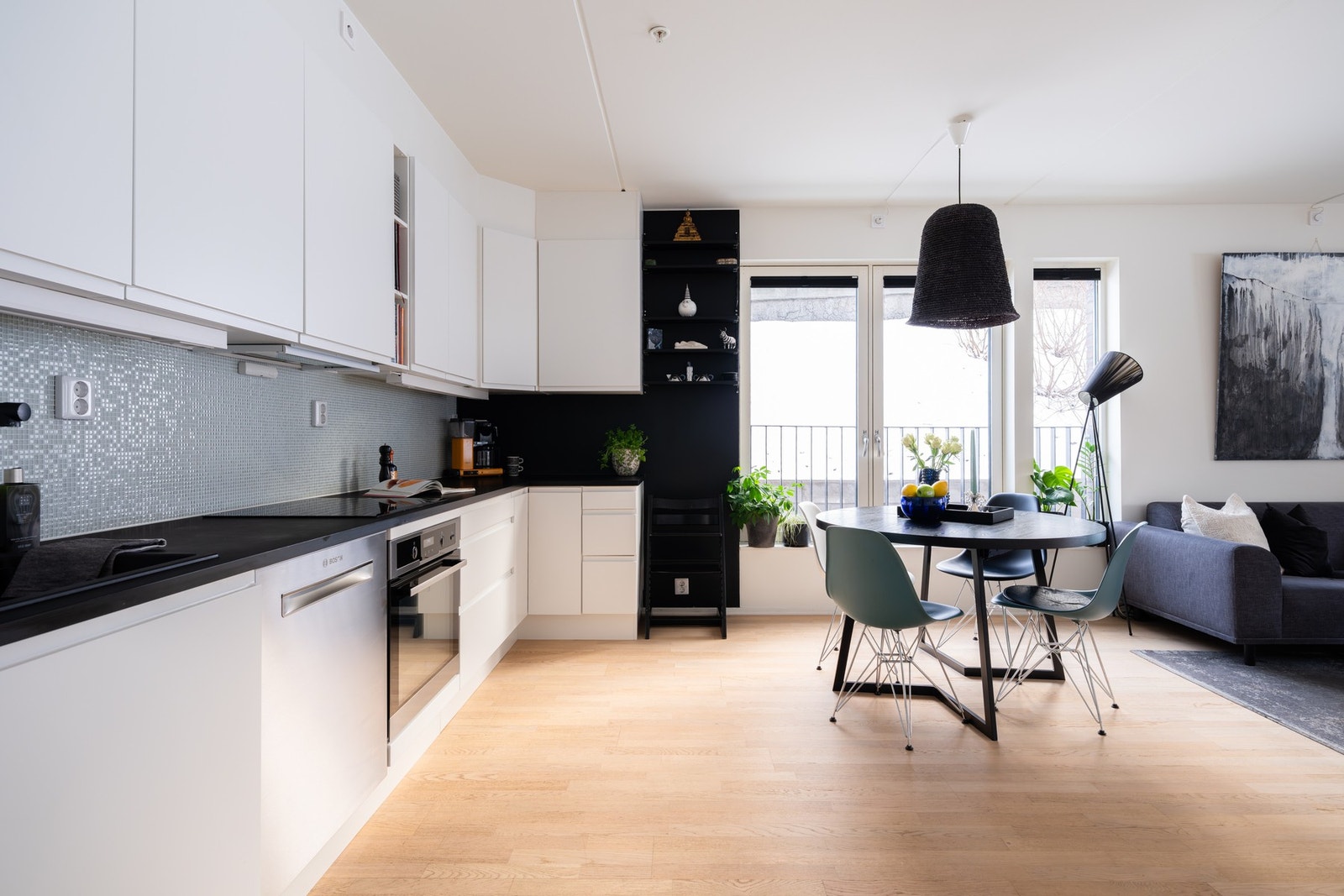 Kjøkkenet er godt utnyttet med mye skap, skuffer og benkeplass. Galleribilde