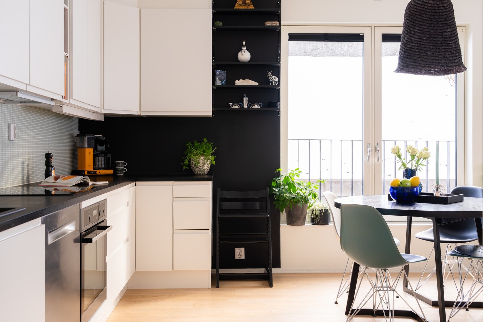 Det er lagt fliser over benk, i tillegg til at det er montert benkeskapsbelysning og stikkontakter under overskapene. Galleribilde