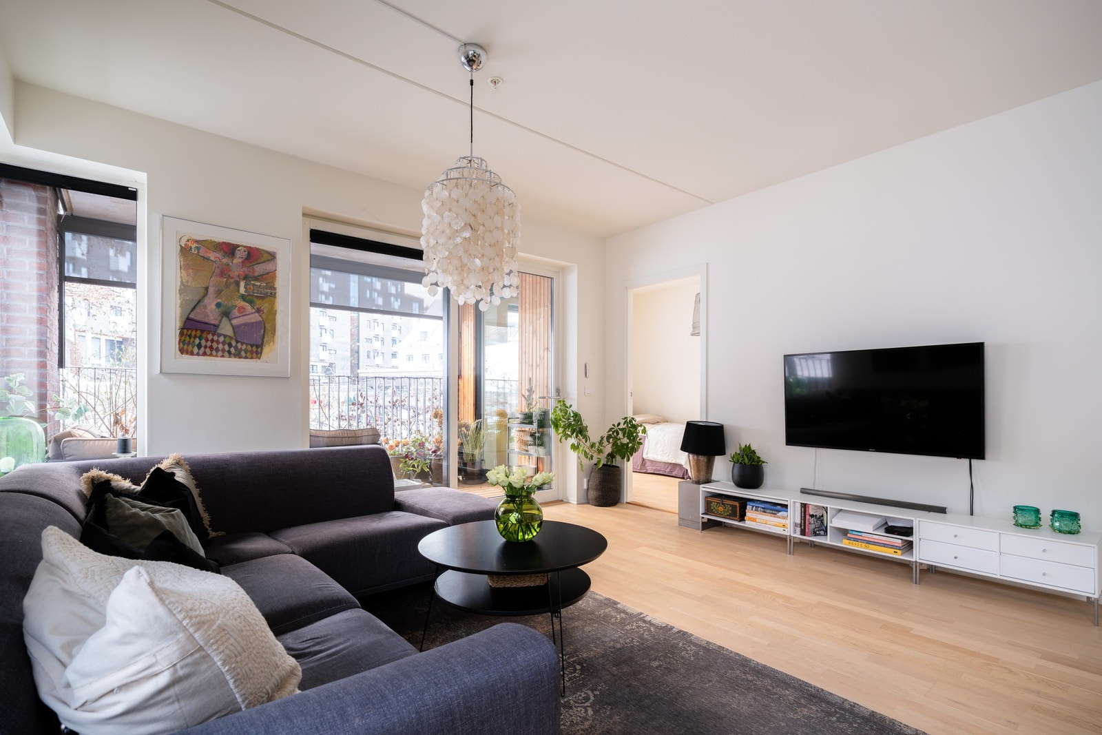 Innvendig får du en romslig og lys stue. Galleribilde