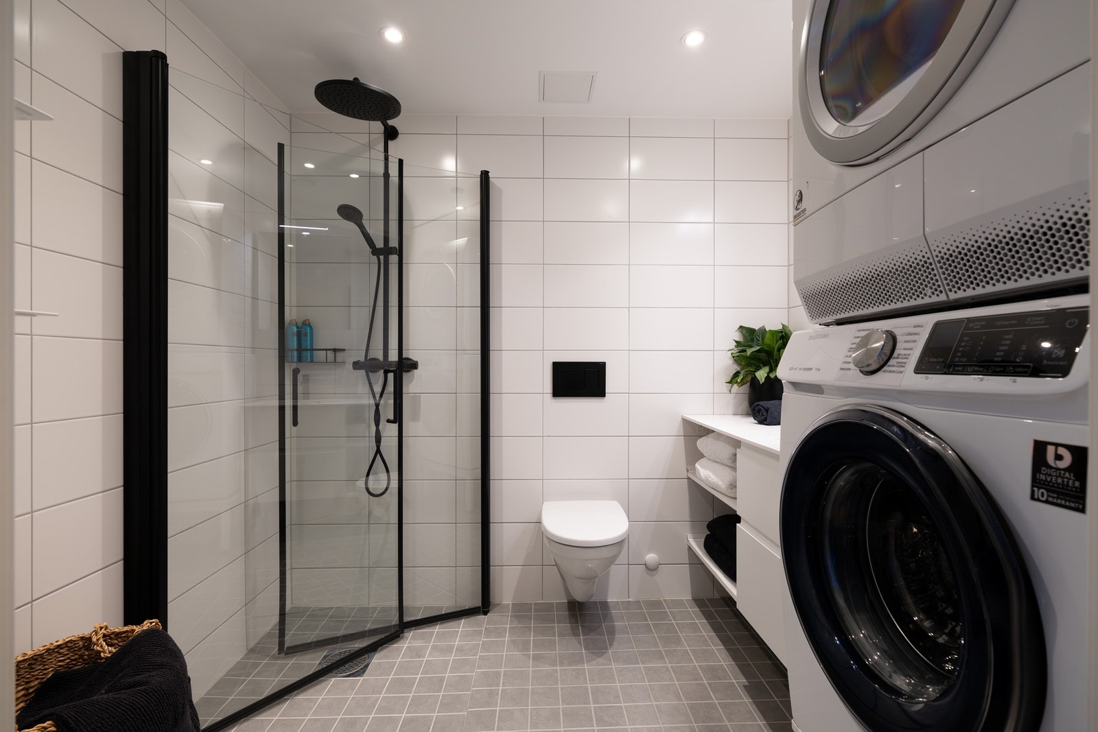 Boligens baderom er lyst, flislagt og har elektrisk varme i gulv samt downlights i himling. Det er opplegg for vaskemaskin og plass til tørketrommel. Galleribilde