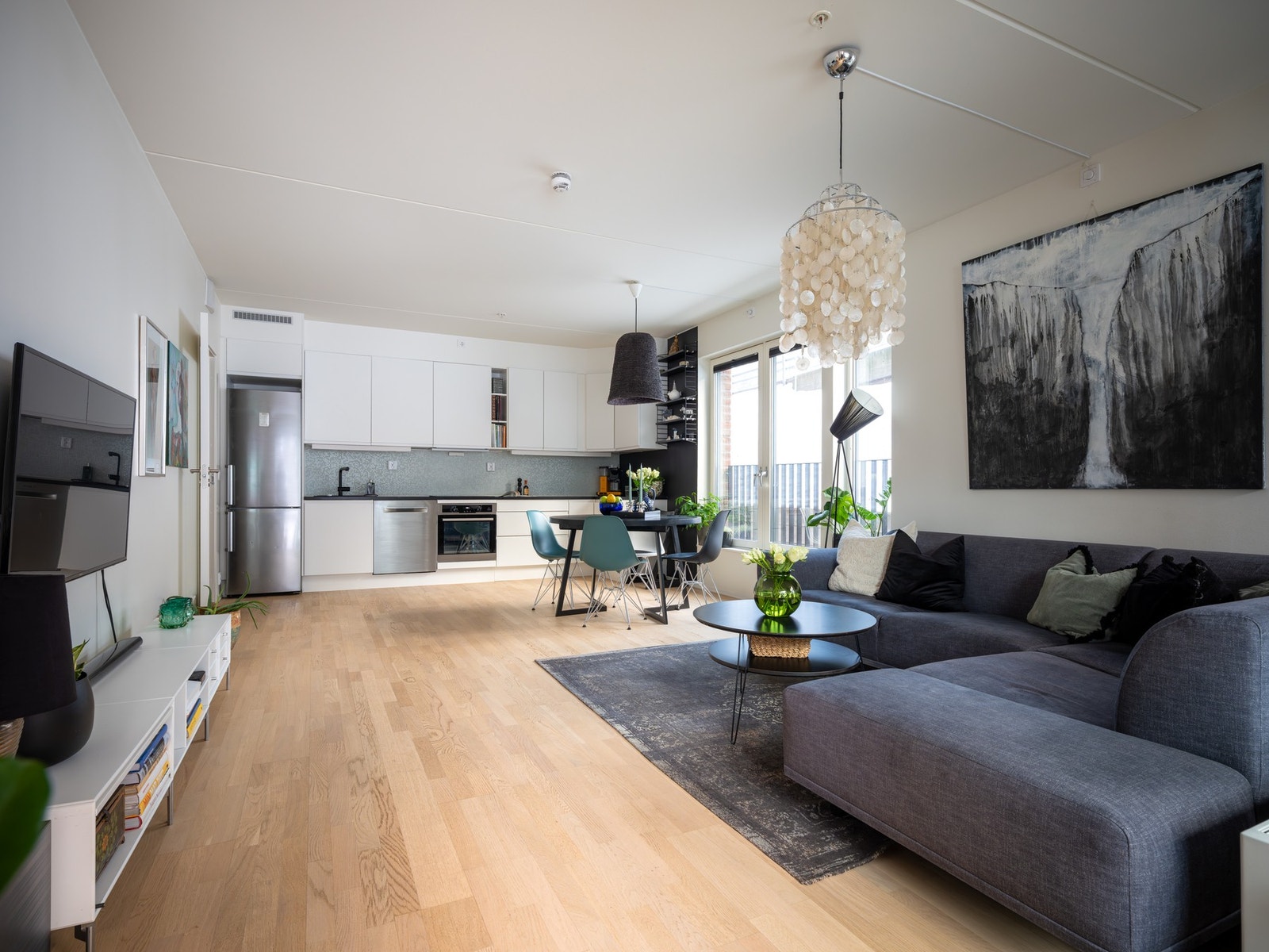 Stuen er i en åpen løsning til kjøkkenet og gir med det et sosialt, luftig allrom. Galleribilde