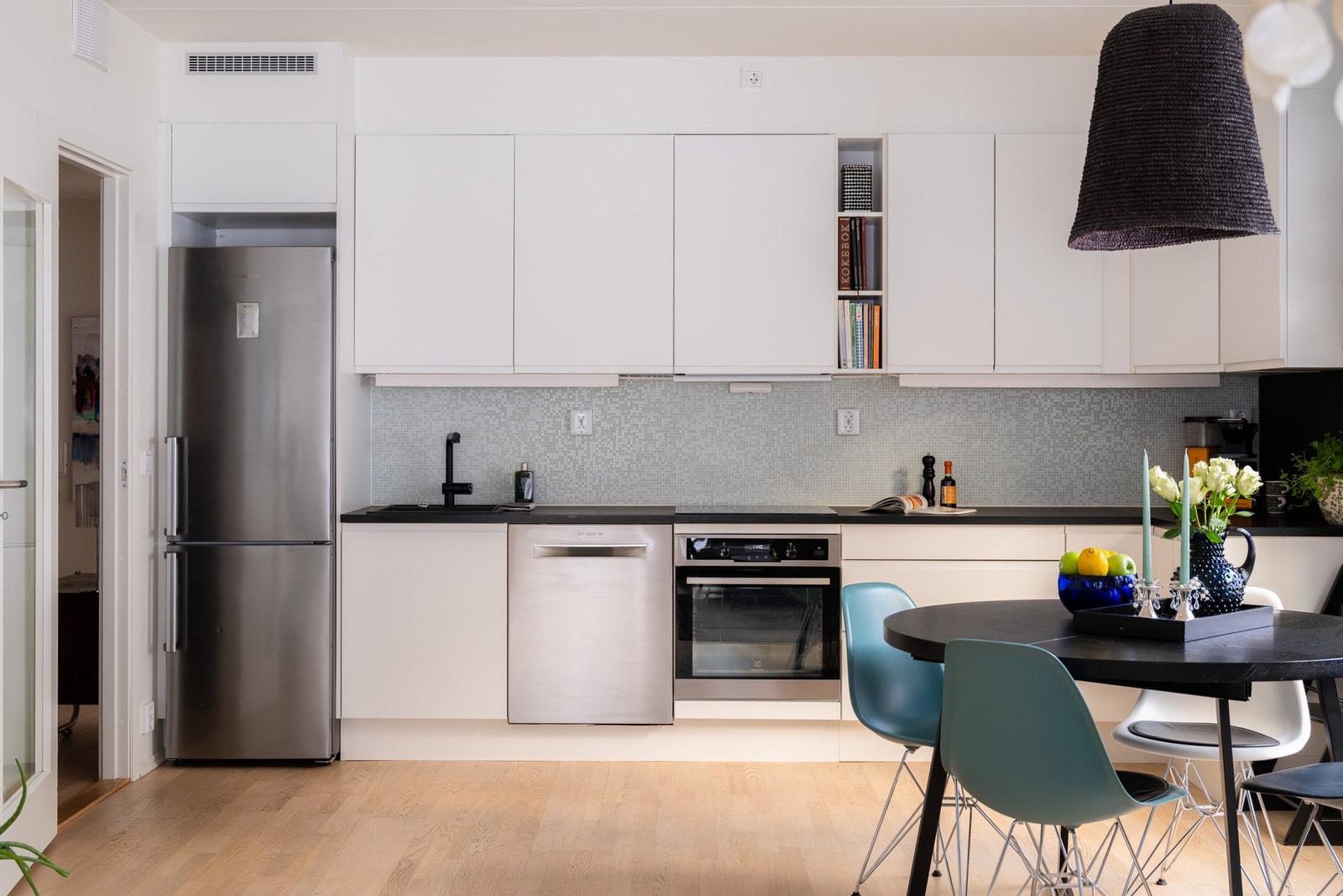 Pent, glatt Aubo-kjøkkenhjørne med laminat benkeplate, nedfelt oppvaskkum og ett-greps blandebatteri. Galleribilde