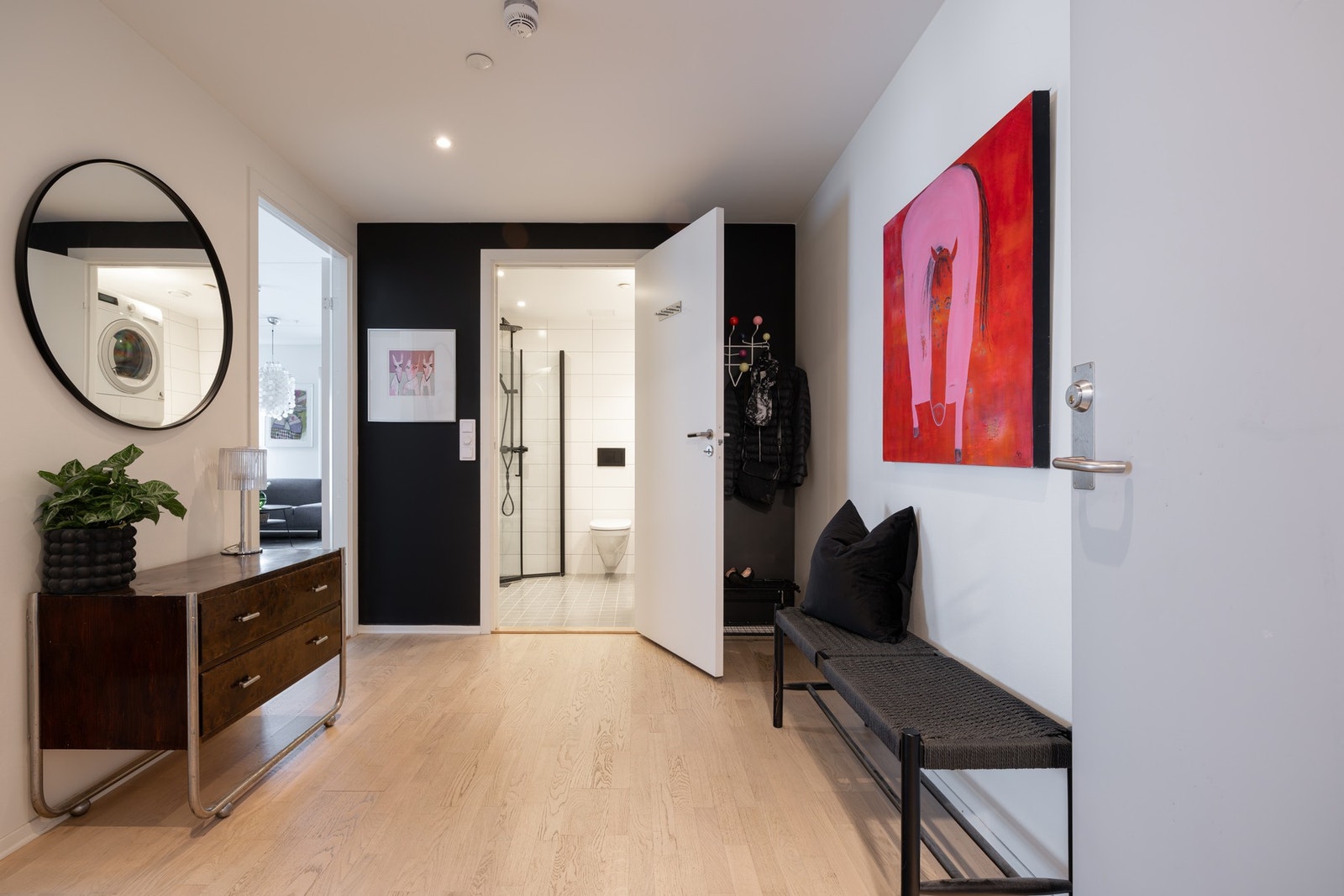 Lys og romslig entre med parkett på gulv. Galleribilde