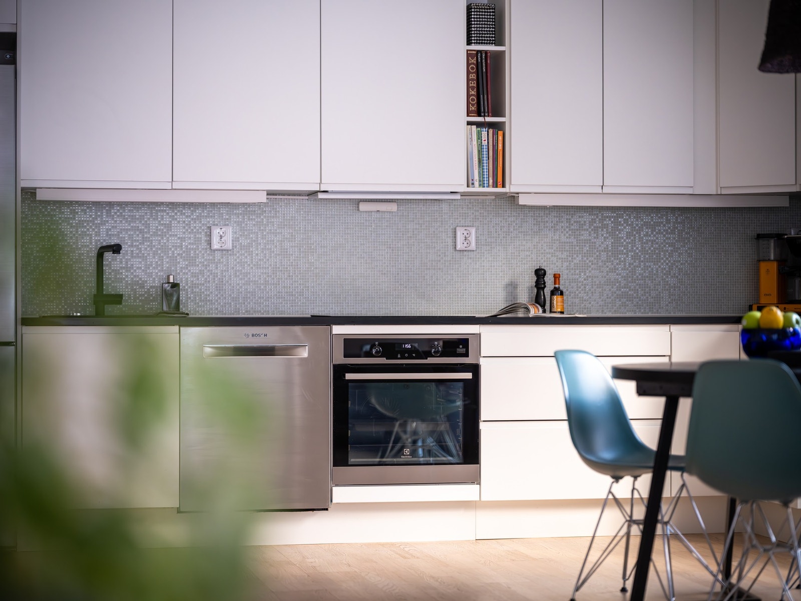 Videre er det integrerte hvitevarer som komfyr, induksjonstopp, og oppvaskmaskin som medfølger. Det frittstående kjøleskapet med frysedel blir selvsagt også stående. Galleribilde