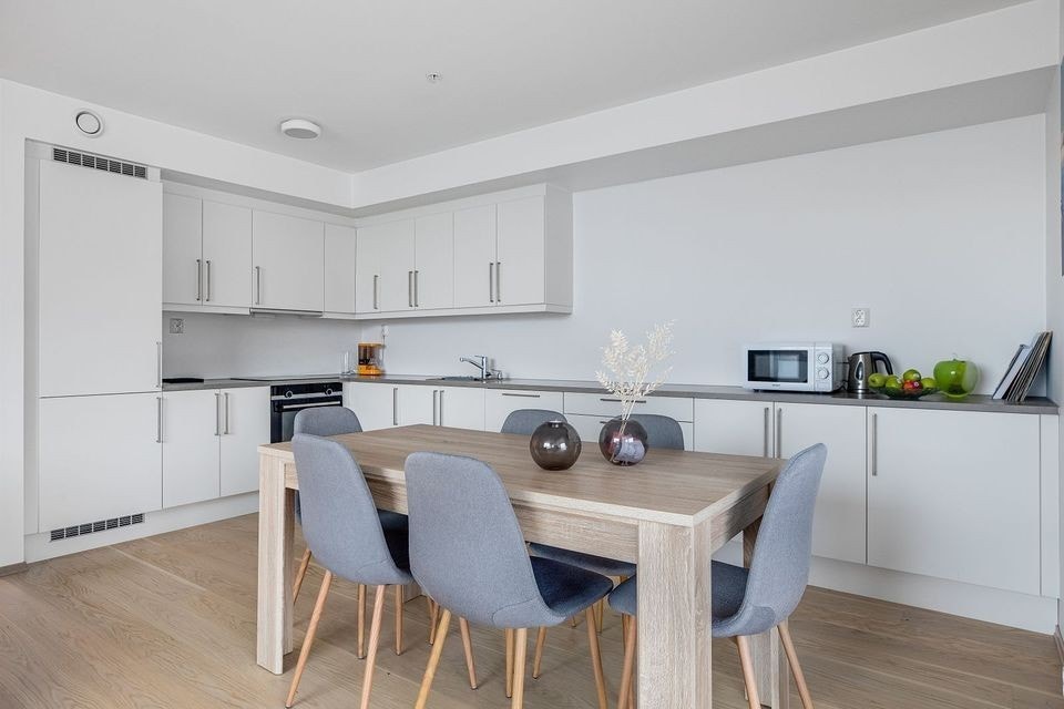 Kjøkkenet og stuen er i åpen løsning - leilighetens kjøkken inkluderer alle hvitevarer Galleribilde