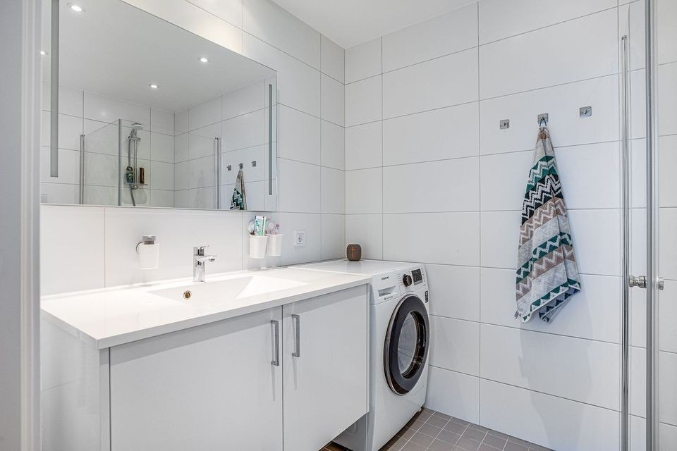Pent flislagt bad - Vaskemaskin medfølger Galleribilde