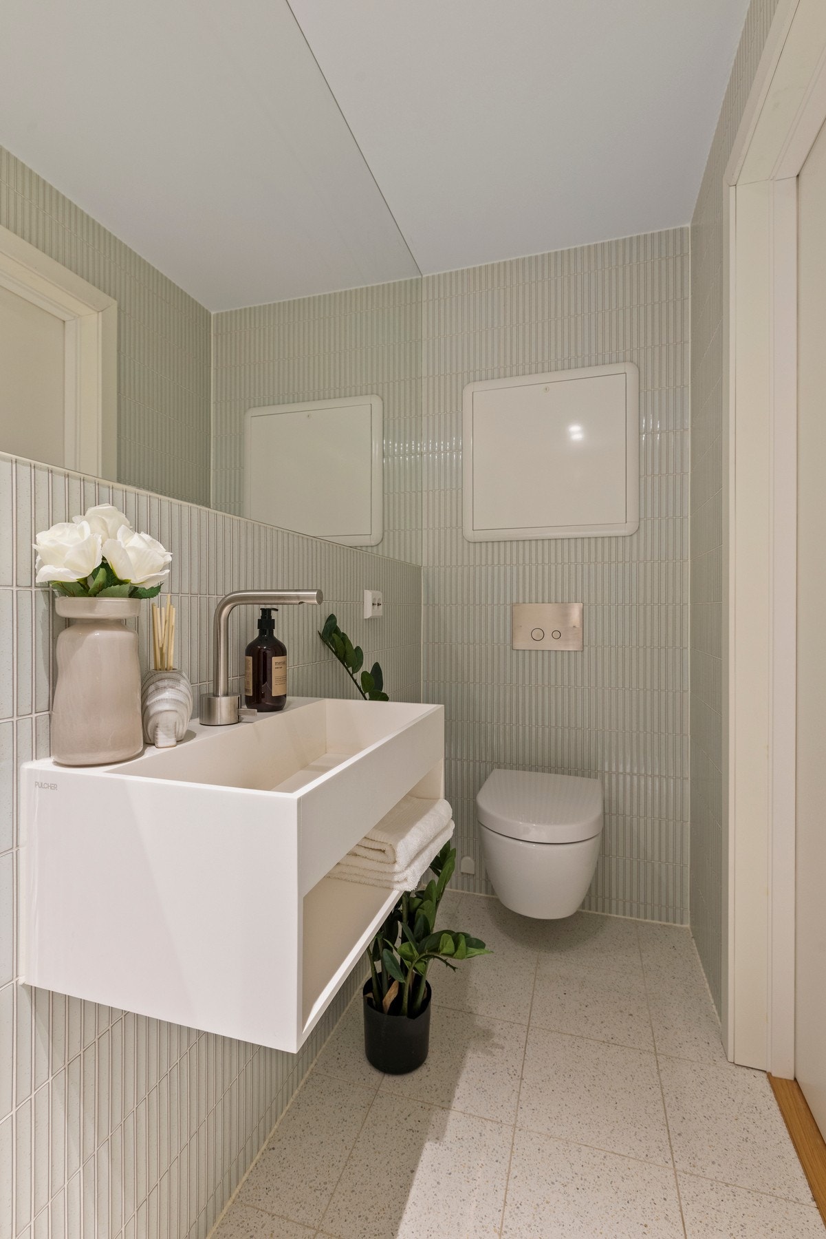 Like ved entréen finner du et pent flislagt bad fra 2022. Galleribilde