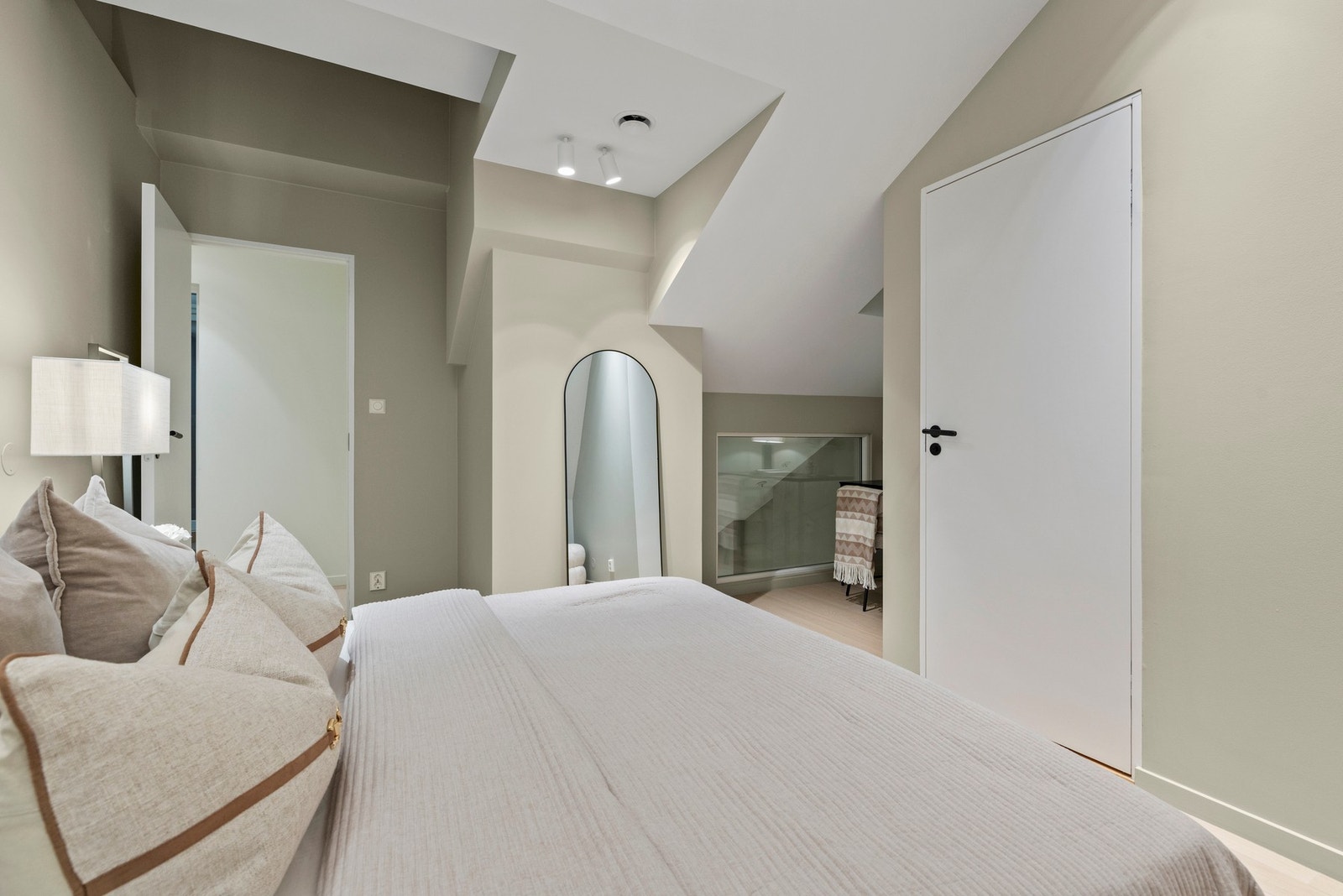 Leiligheten har totalt 2 soverom, hvor begge har adkomst fra loftsetasjen. Galleribilde