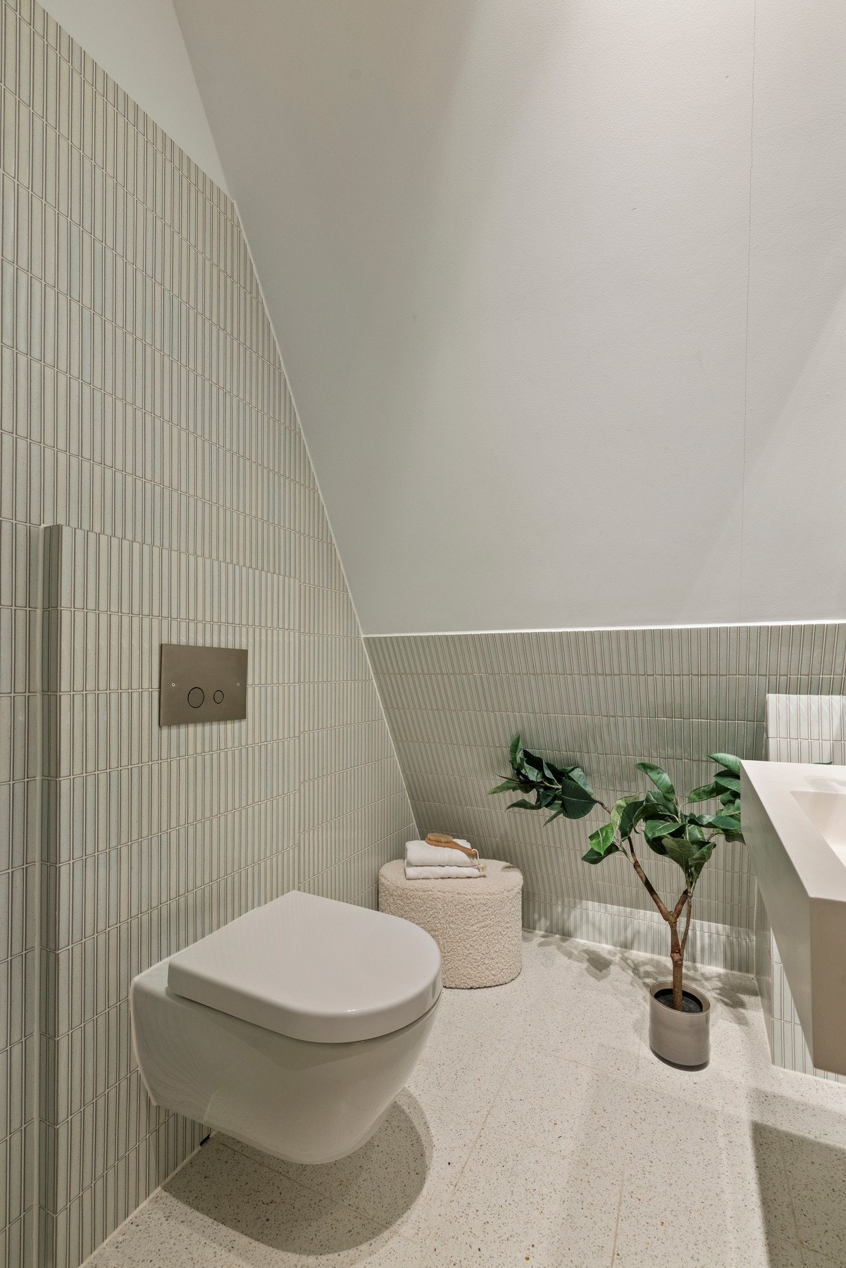 Baderomsinnredningen består av vegghengt servant og speil på vegger over. Videre er det vegghengt toalett med innebygd sisterne samt dusjhørne med innfellbare dører samt armatur med både regnfallsdusj og hånddusj. Galleribilde