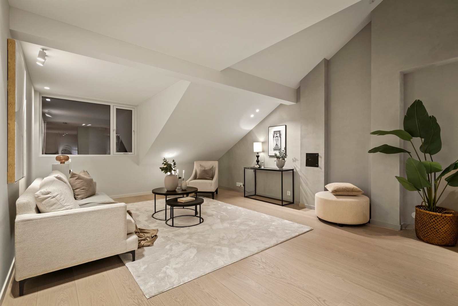 Det er gode møbleringsmuligheter i stuen, med plass til sofamøbler med tilhørende stuebord, TV-løsning, eller annet ønskelig møblement. Galleribilde