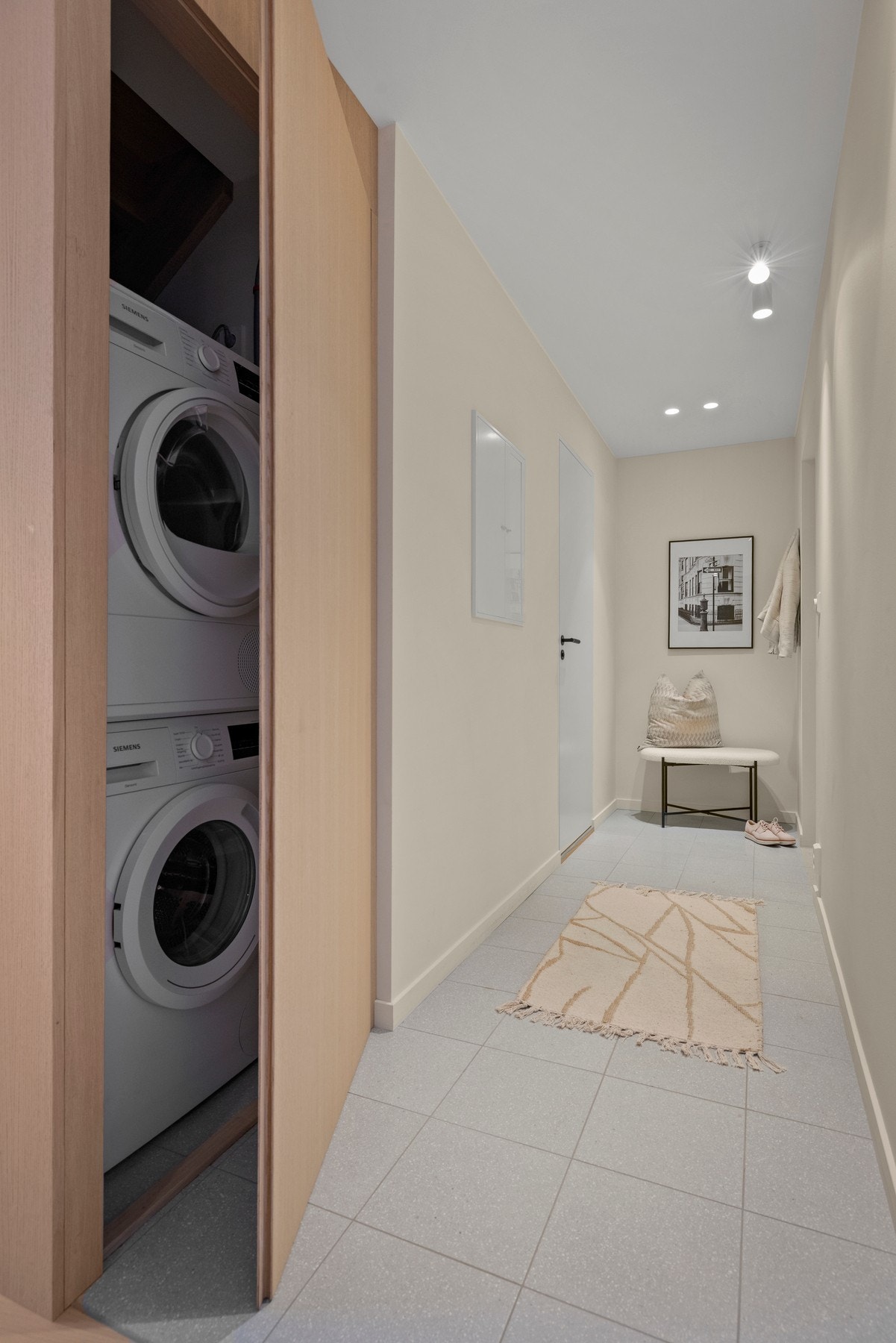 Det er opplegg for vaskemaskin og plass for tørketrommel i skap under trappen. Galleribilde