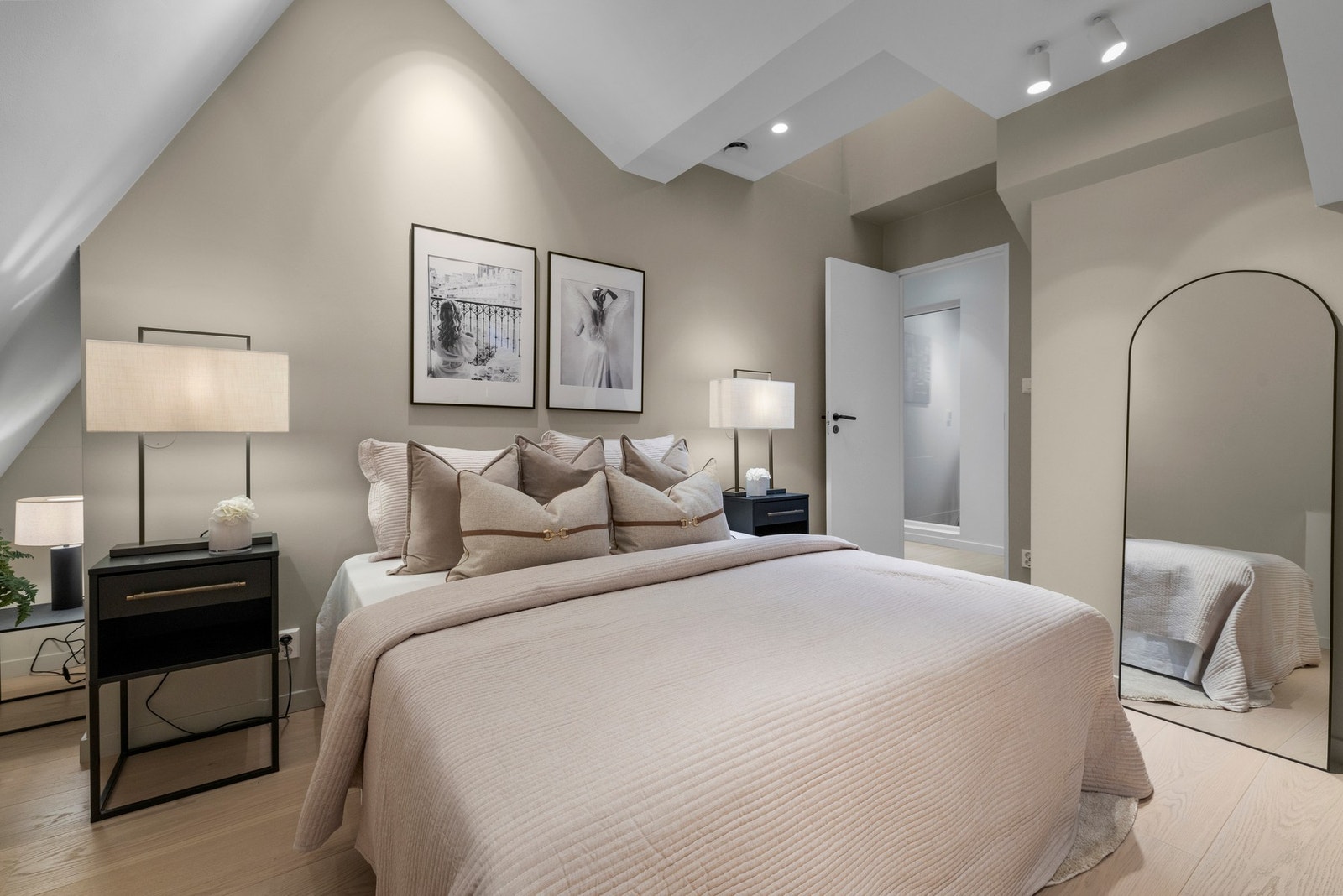 Hovedsoverommet er romslig og har god plass til dobbeltseng og nattbord på hver sin side Galleribilde