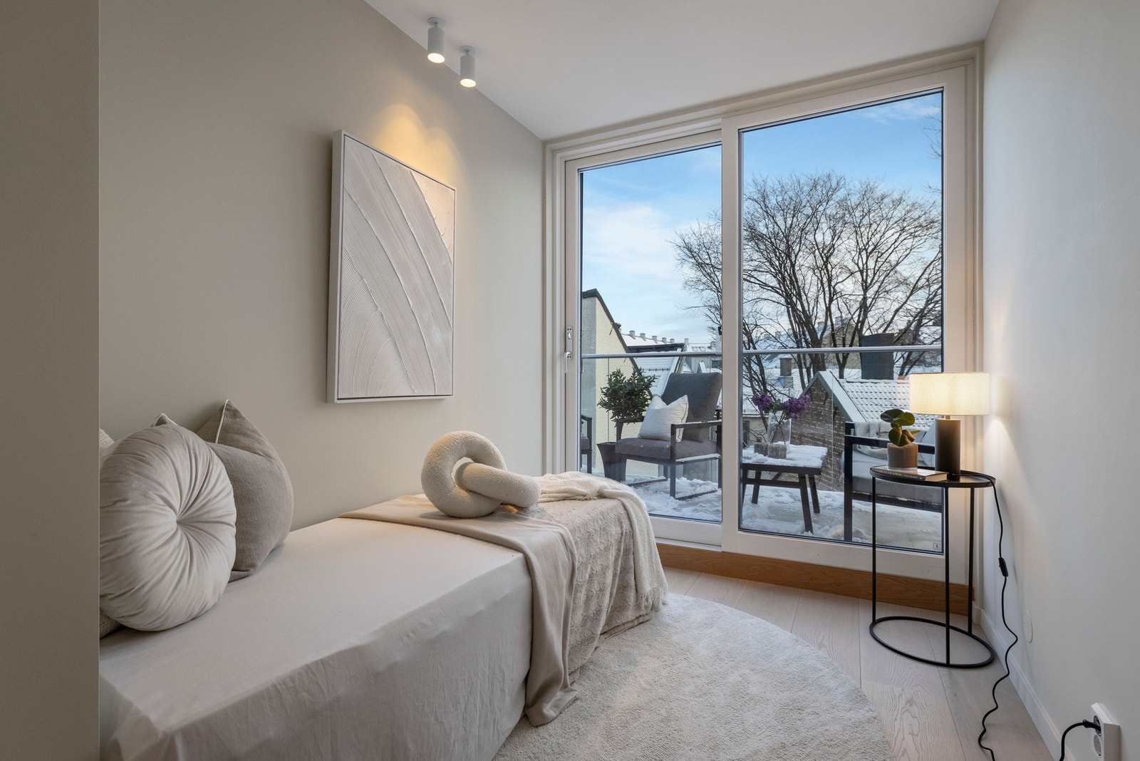 Her er det utgang til et flott uteområde, som på sommerstid oppleves som en forlengelse av rommet. Galleribilde