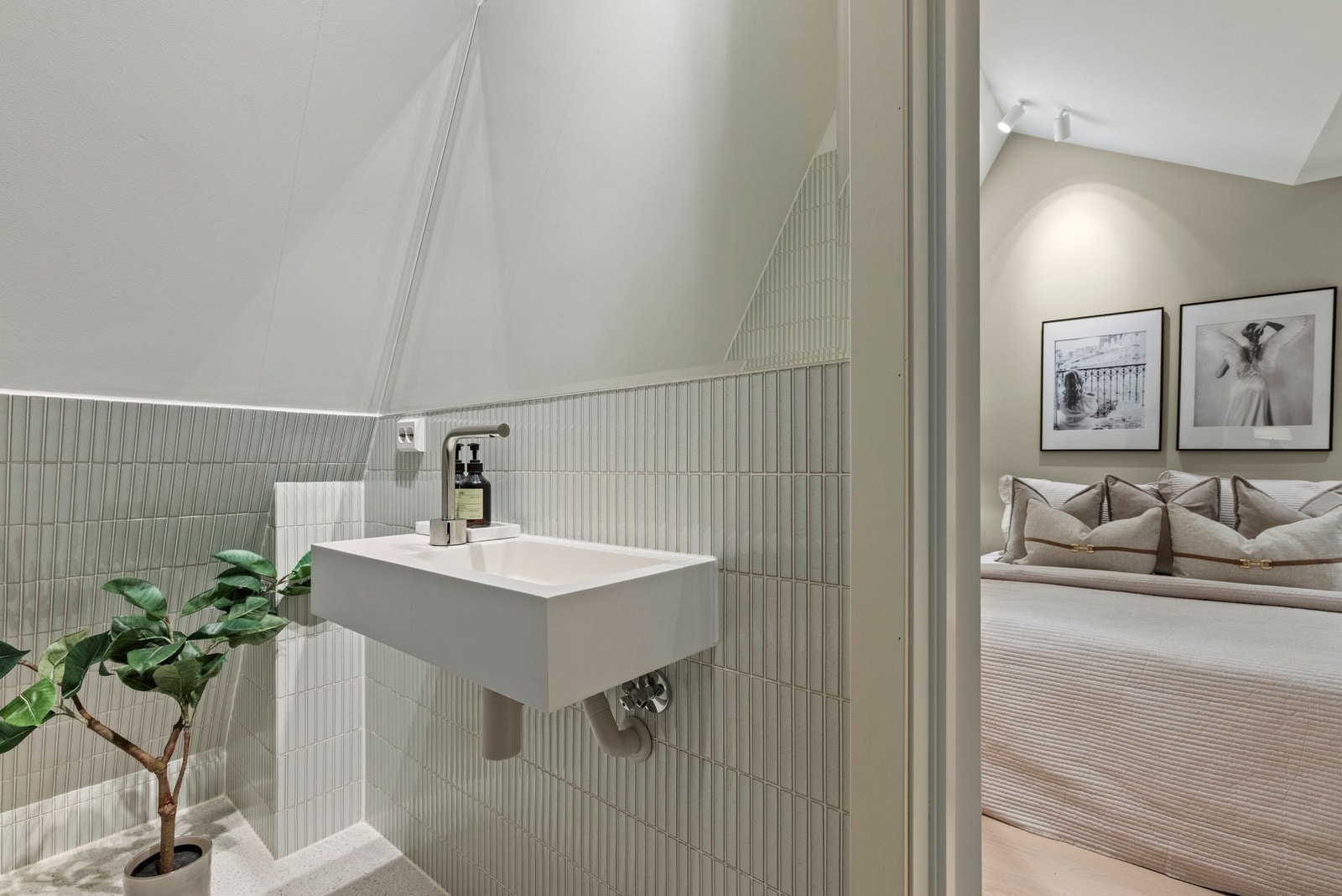 Fra hovedsoverommet har du adkomst til et flott flislagt bad fra 2022 med behagelig gulvvarme. Galleribilde