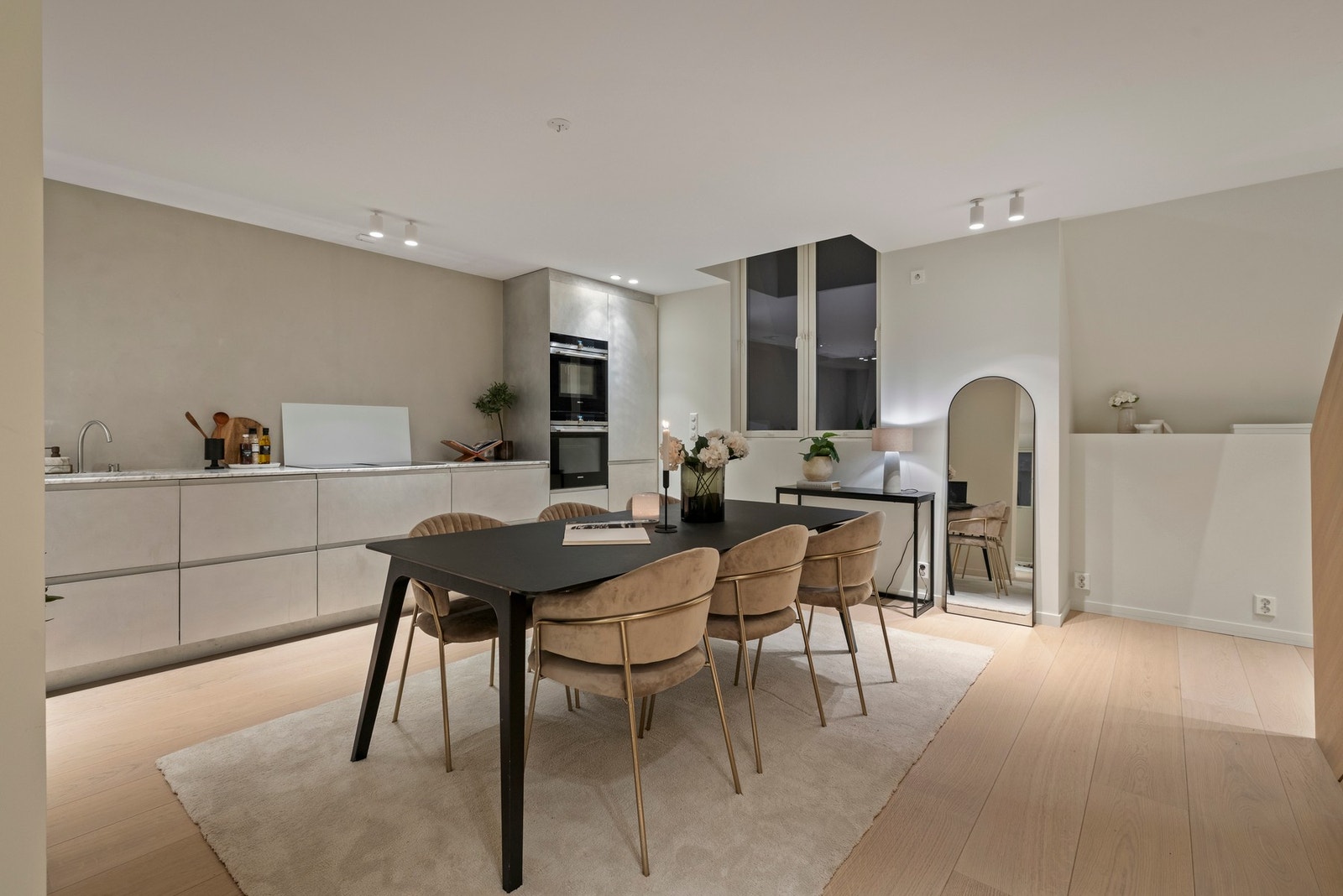 Kjøkkeninnredningen har glatte aluminium fronter og her er det rikelig bra benkeplass samt gode oppbevaringsmuligheter i underskap og enkelte høyskap. Galleribilde