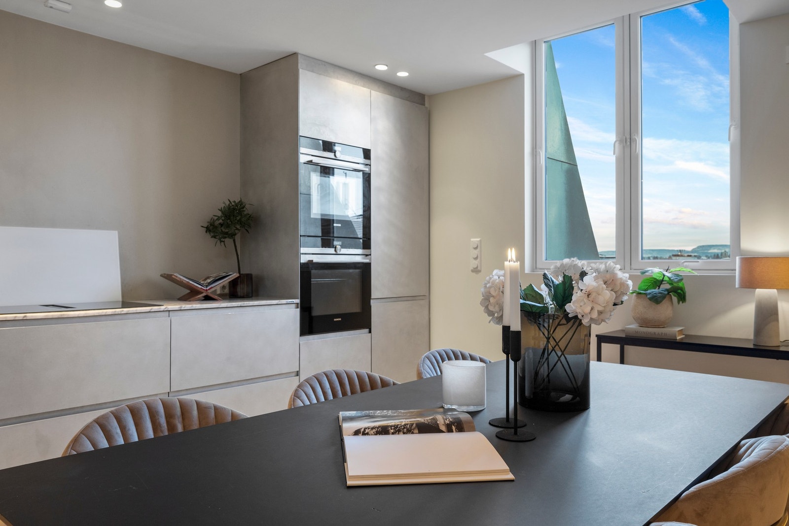 Takket være store vindusflater har rommet rikelig med naturlig lysinnslipp. Galleribilde