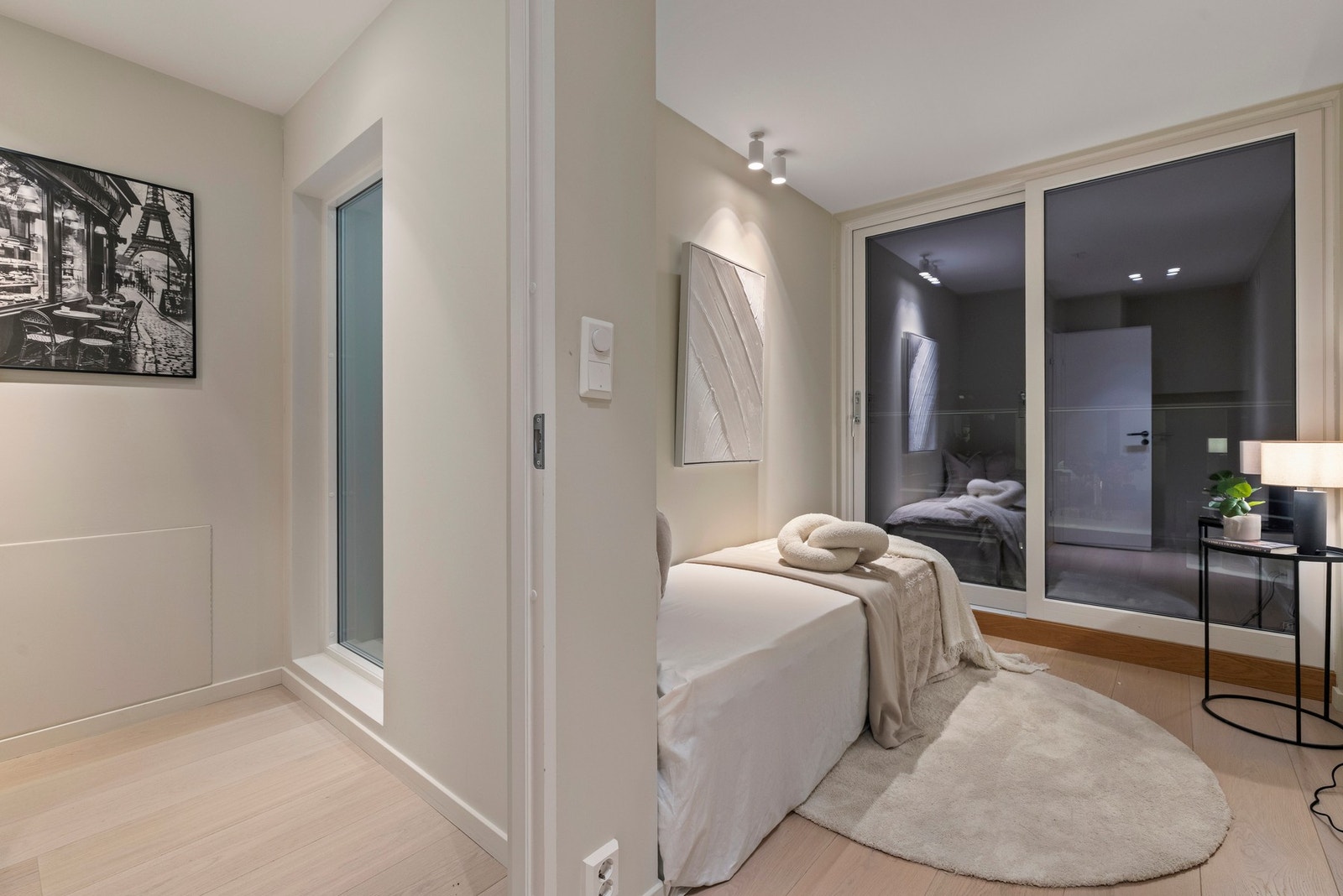 Det andre soverommet kan enkelt innredes etter egne preferanser, enten det er behov for et hjemmekontor, barnerom eller et komfortabelt gjesterom. Galleribilde