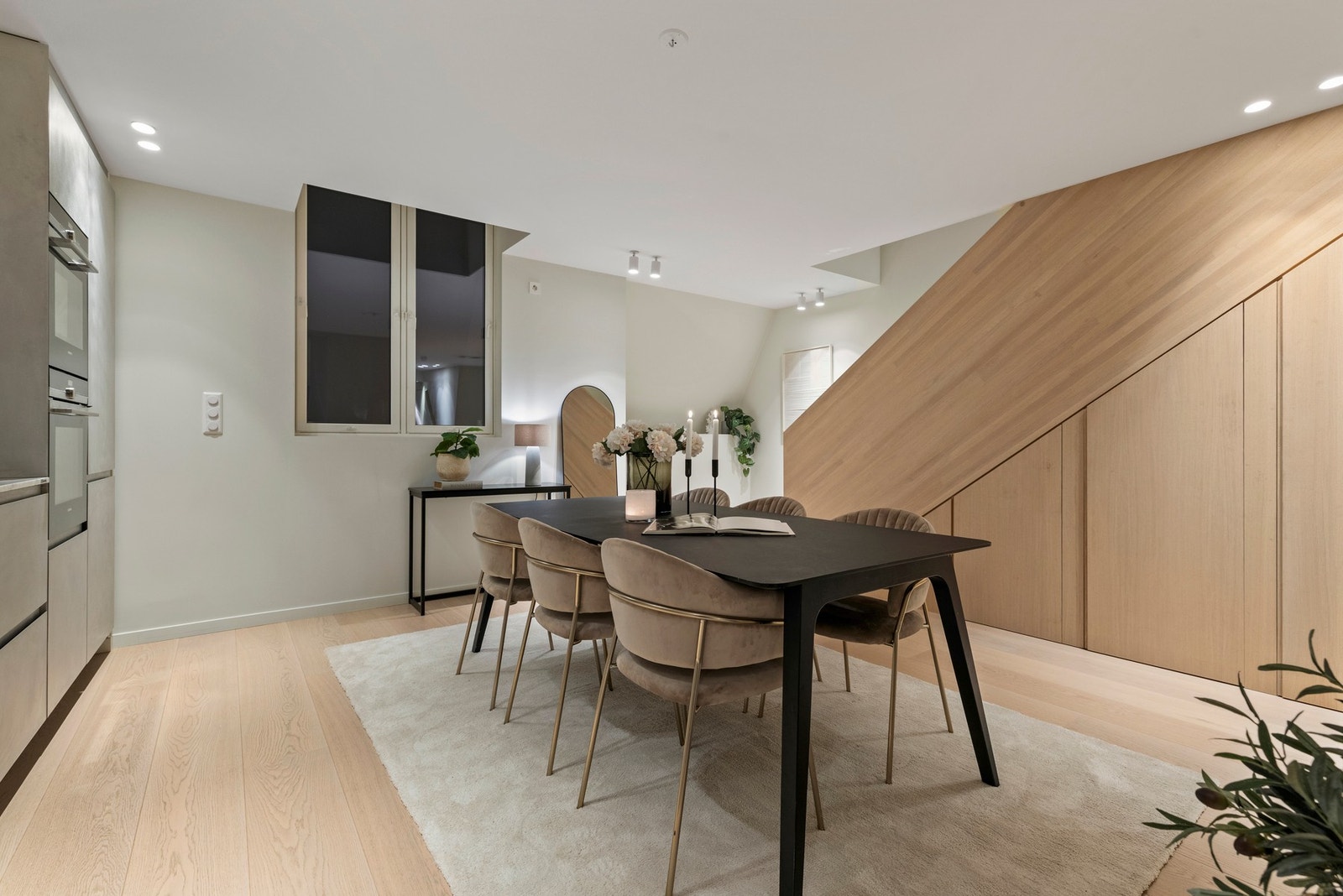 Det er god plass for møblering av et trivelig og sosialt spisebord. Galleribilde