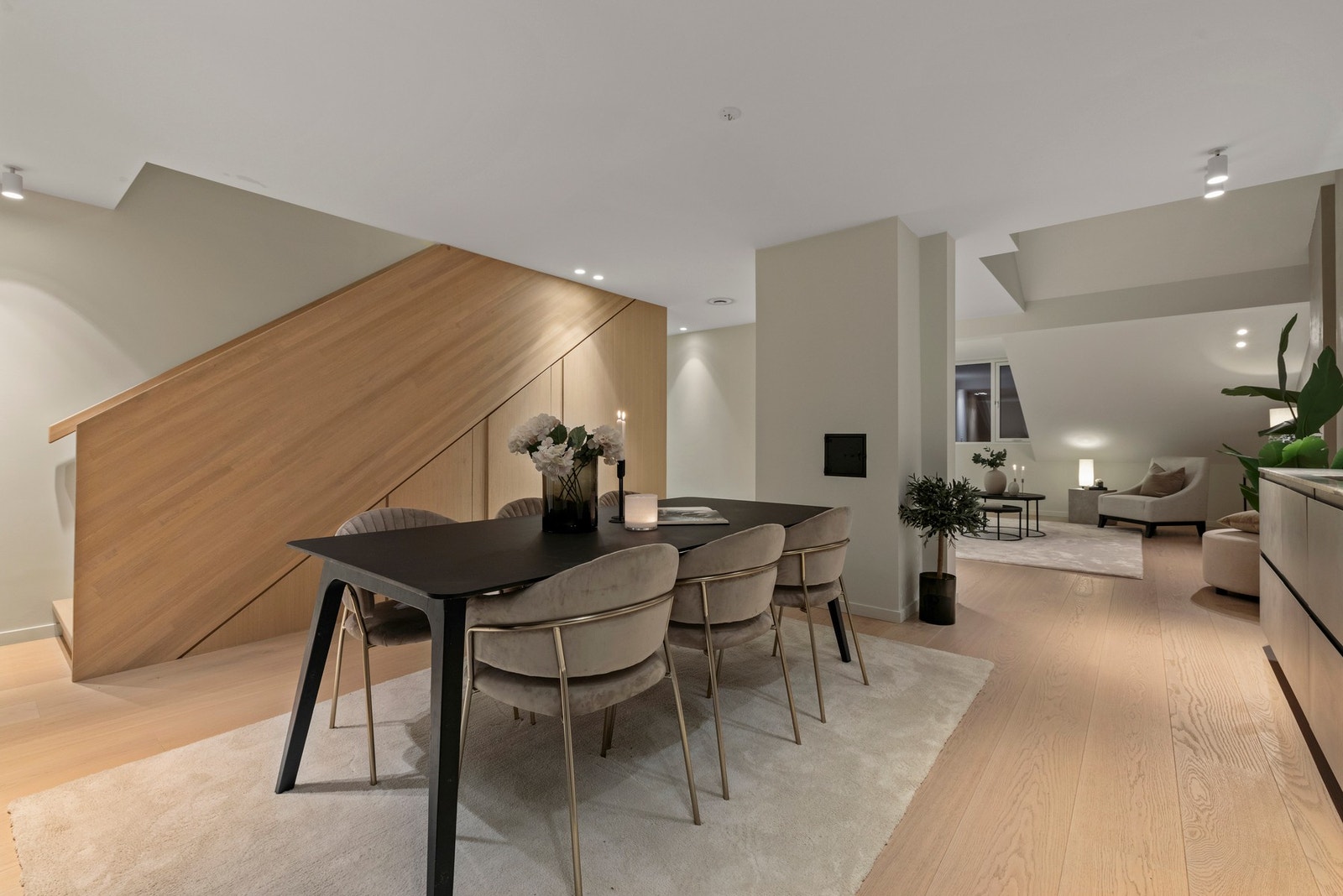 Toppleiligheten har en gjennomgående høy og moderne standard hovedsakelig fra 2022 og har en flott intern beliggenhet i en klassisk og ærverdig bygård. Galleribilde