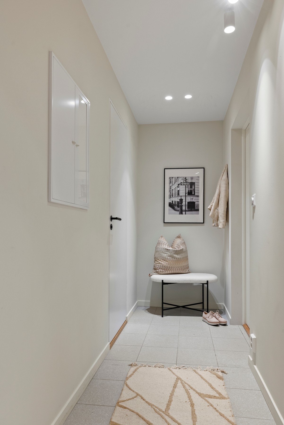 Det er plass for oppheng av yttertøy og sko i entré. Galleribilde