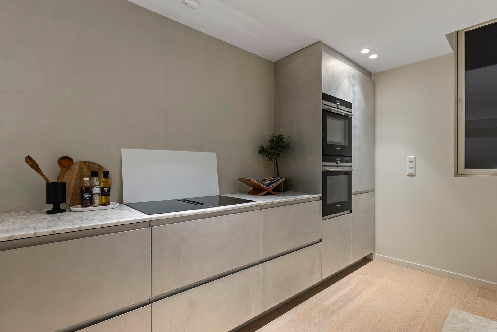 Det er granitt benkeplate med underlimt oppvaskkum. Galleribilde