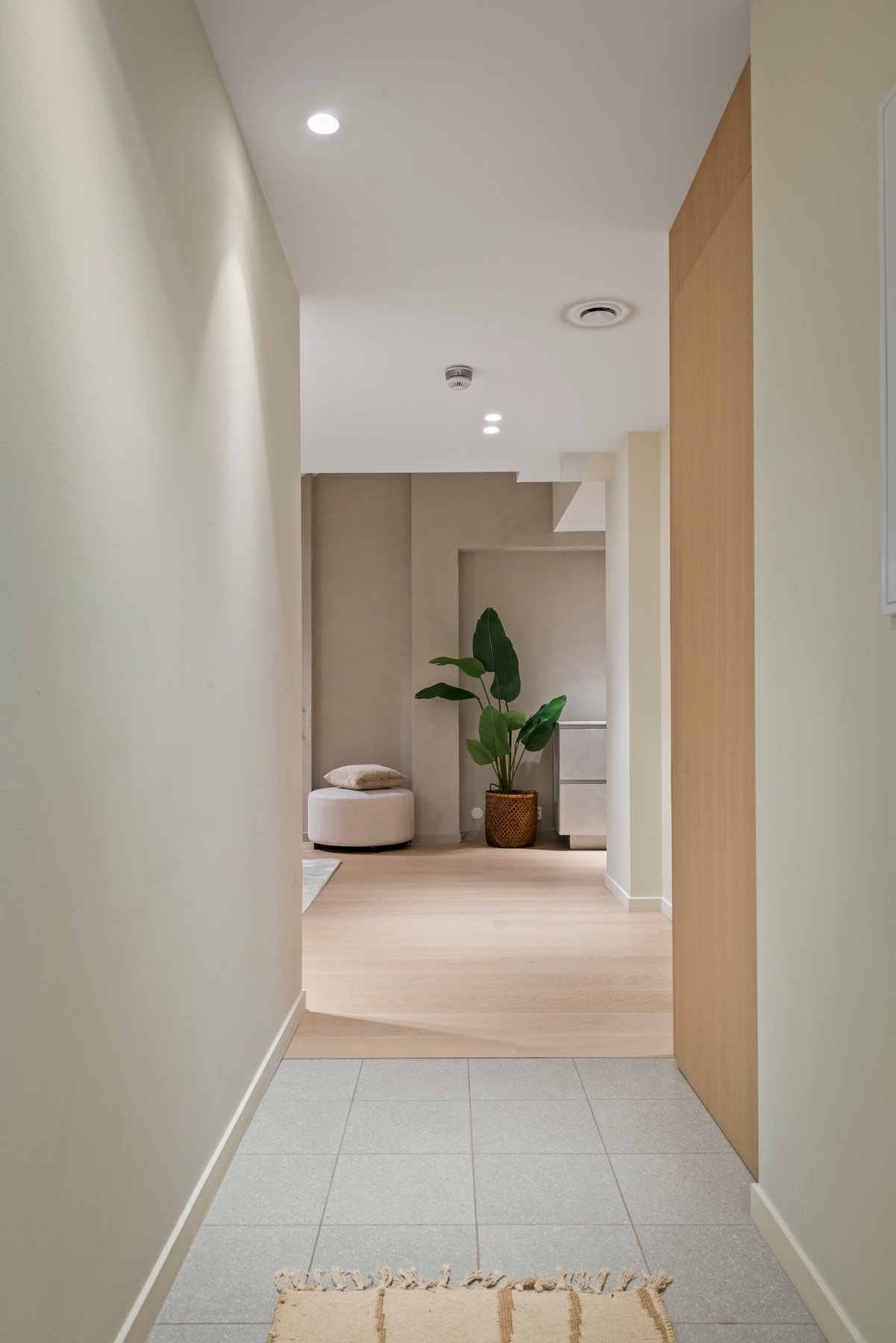 Entréen er pent flislagt og gir et godt førsteinntrykk av boligen. Galleribilde