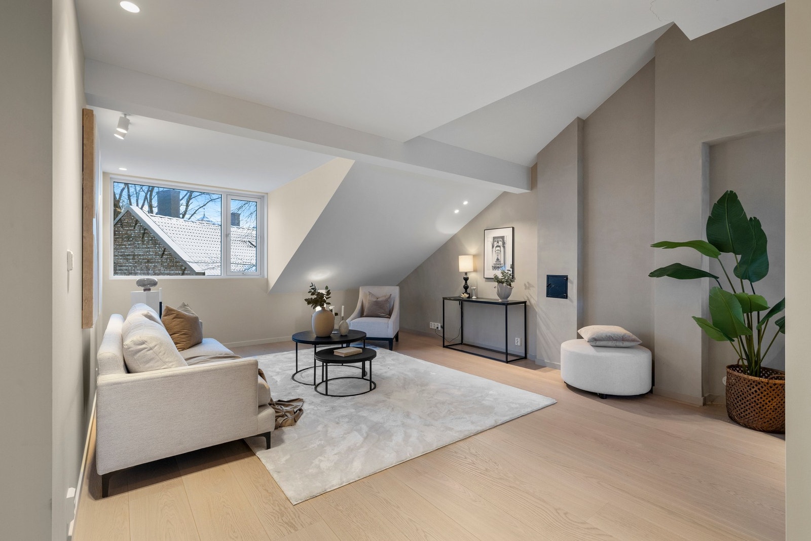 Stuen i leiligheten er romslig med god takhøyde og oppleves som lys med store vindusflater som slipper inn rikelig med naturlig lys og skaper en luftig atmosfære. Galleribilde