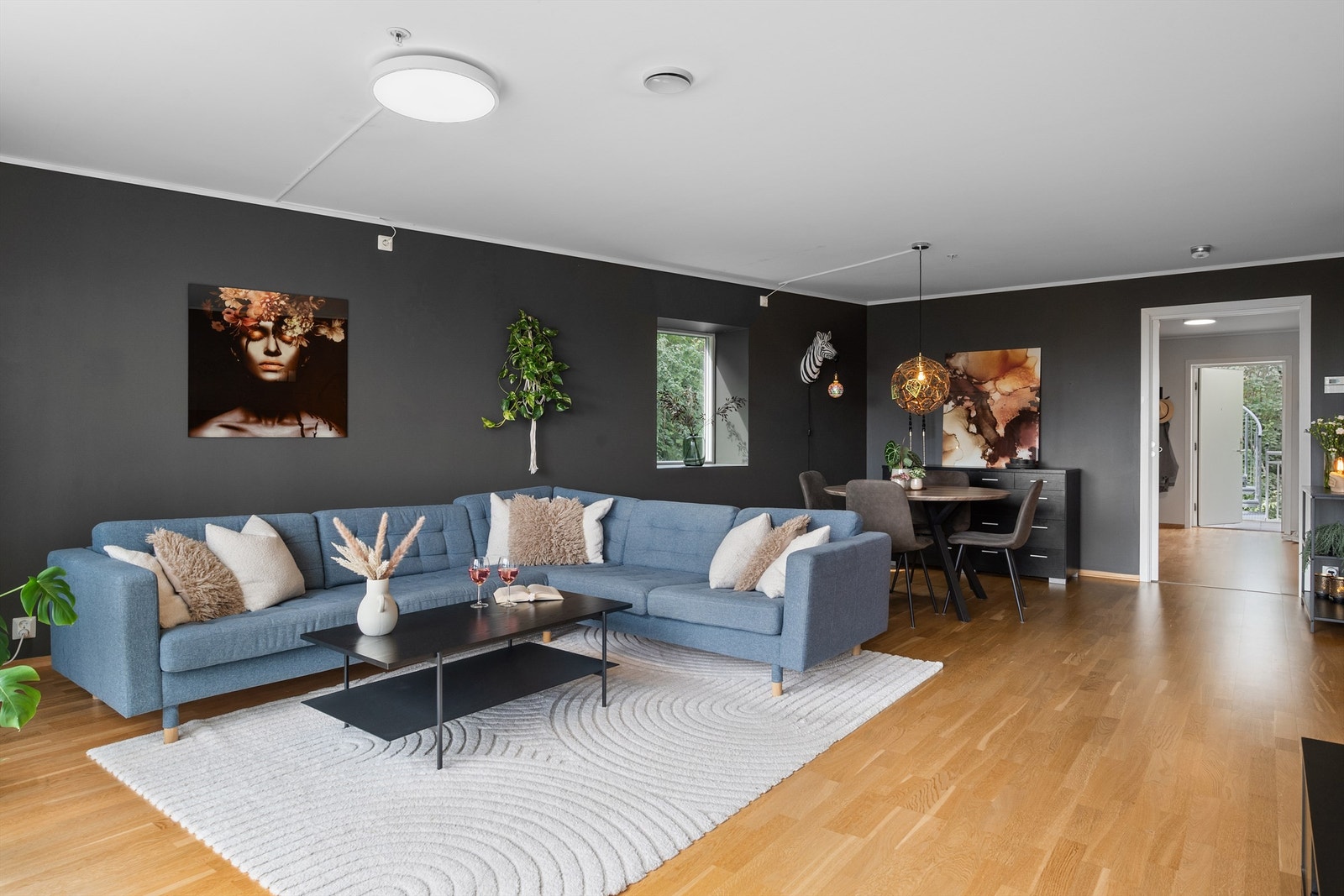 - I stuen er det også tilkomst til ett av soverommene - Galleribilde