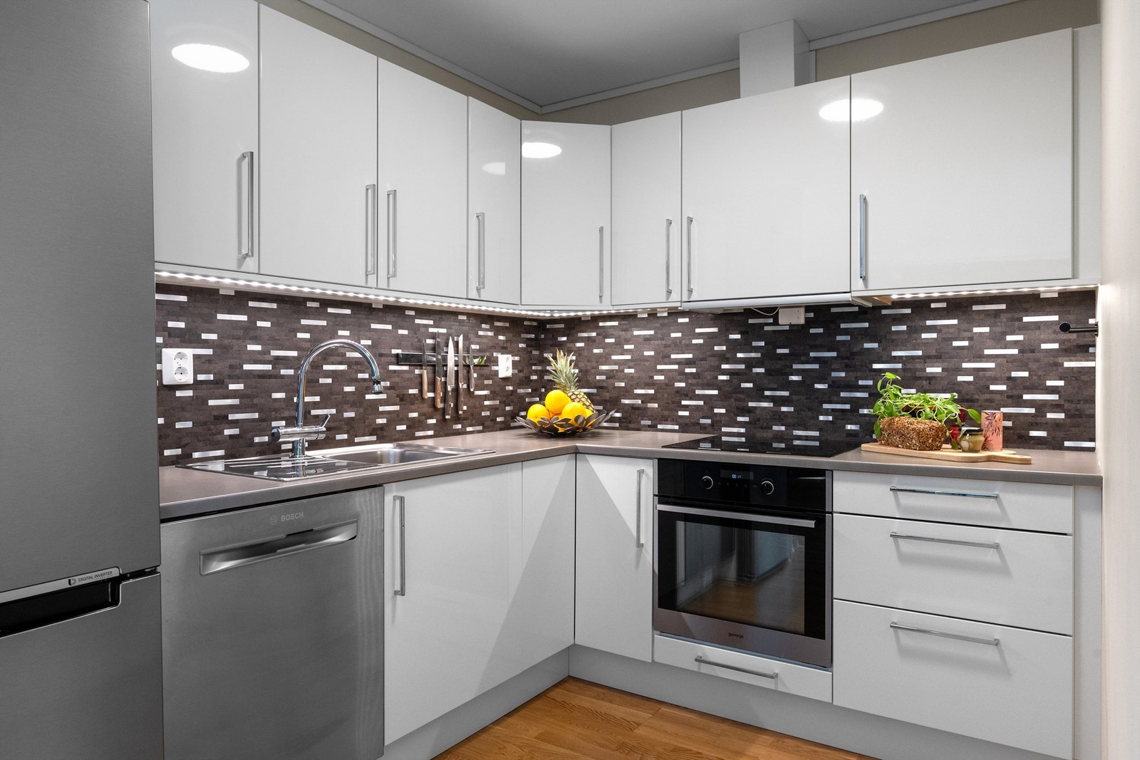 - God oppbevaringsplass i skuffer og skap - Galleribilde