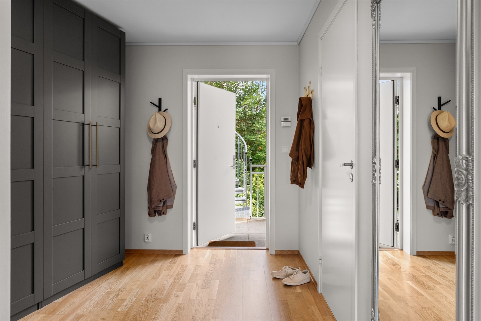 - Romslig gang med stort garderobeskap som gir gode muligheter for å henge fra seg yttertøyet - Galleribilde