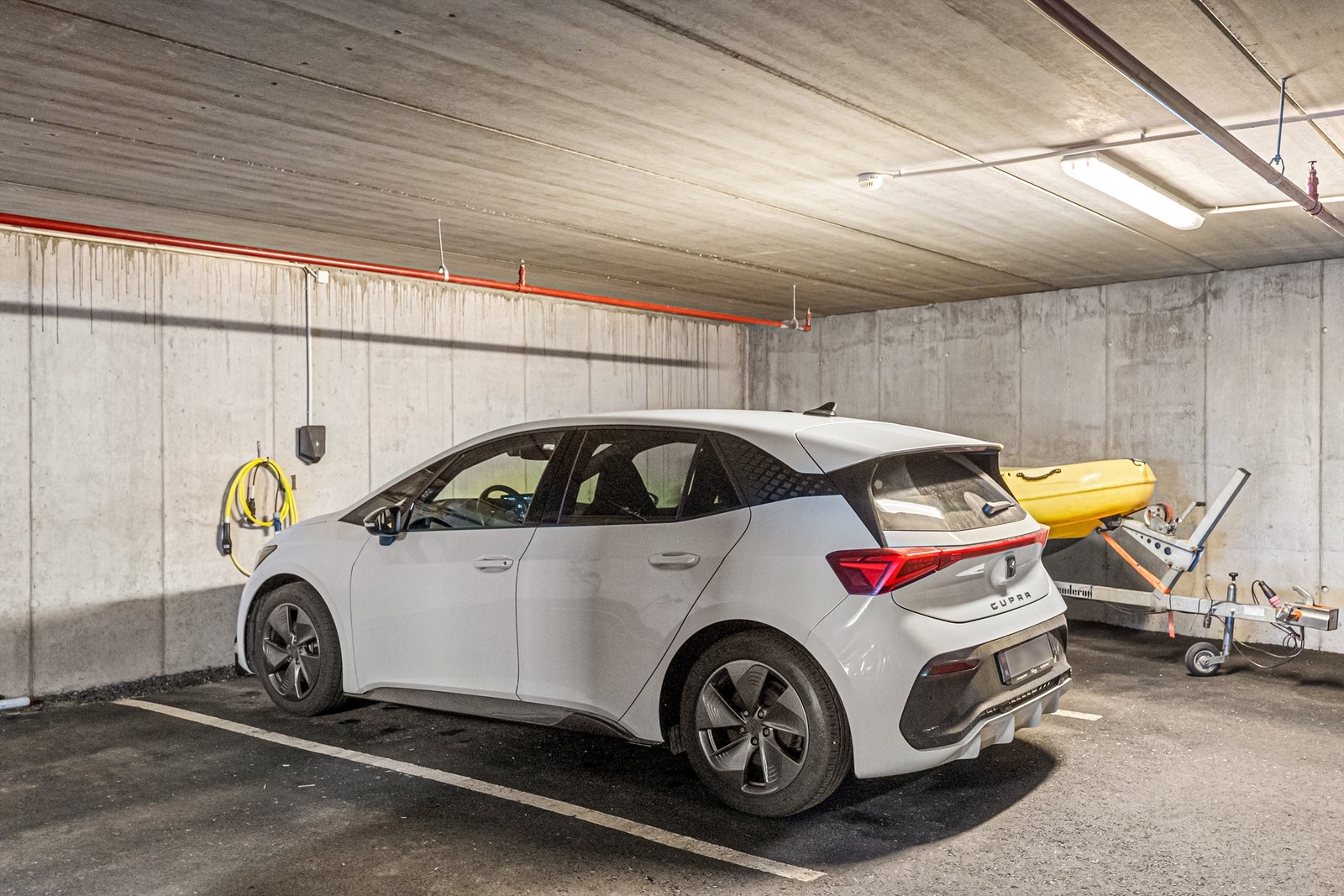 - Fast plass med tilhørende lader til elbil - Galleribilde