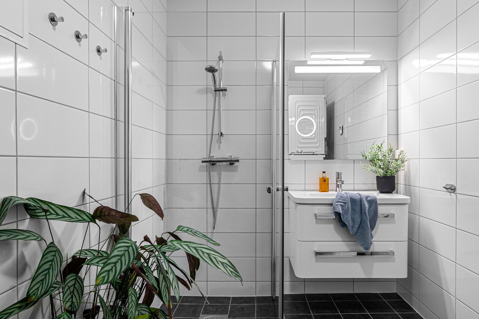 - Tidløst bad med romslig dusj og vegghengt innredning - Galleribilde